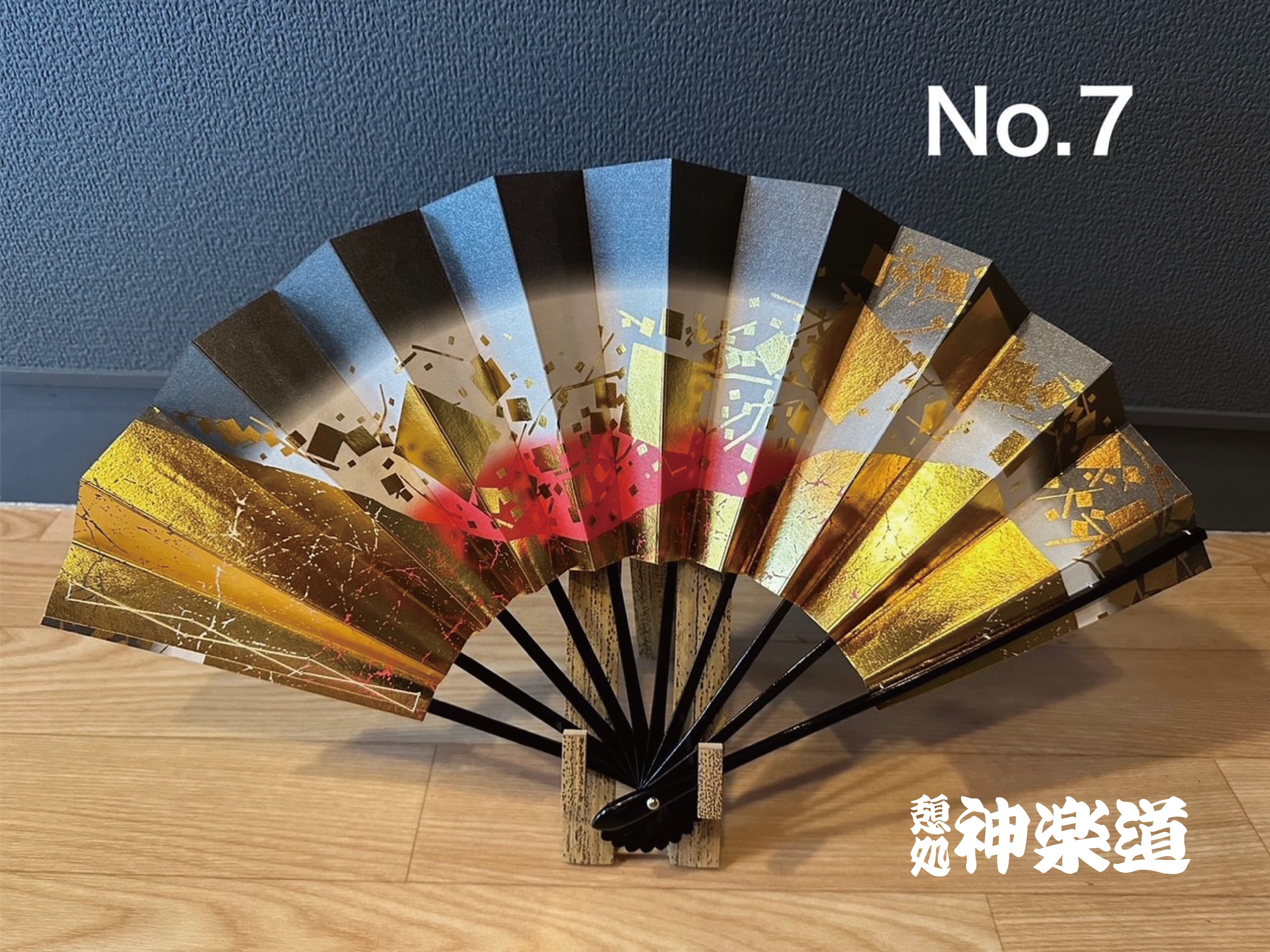 舞扇子 青天ぼかし シルバー引き 金箔桜流水【箱付き】 | 憩処 神楽道