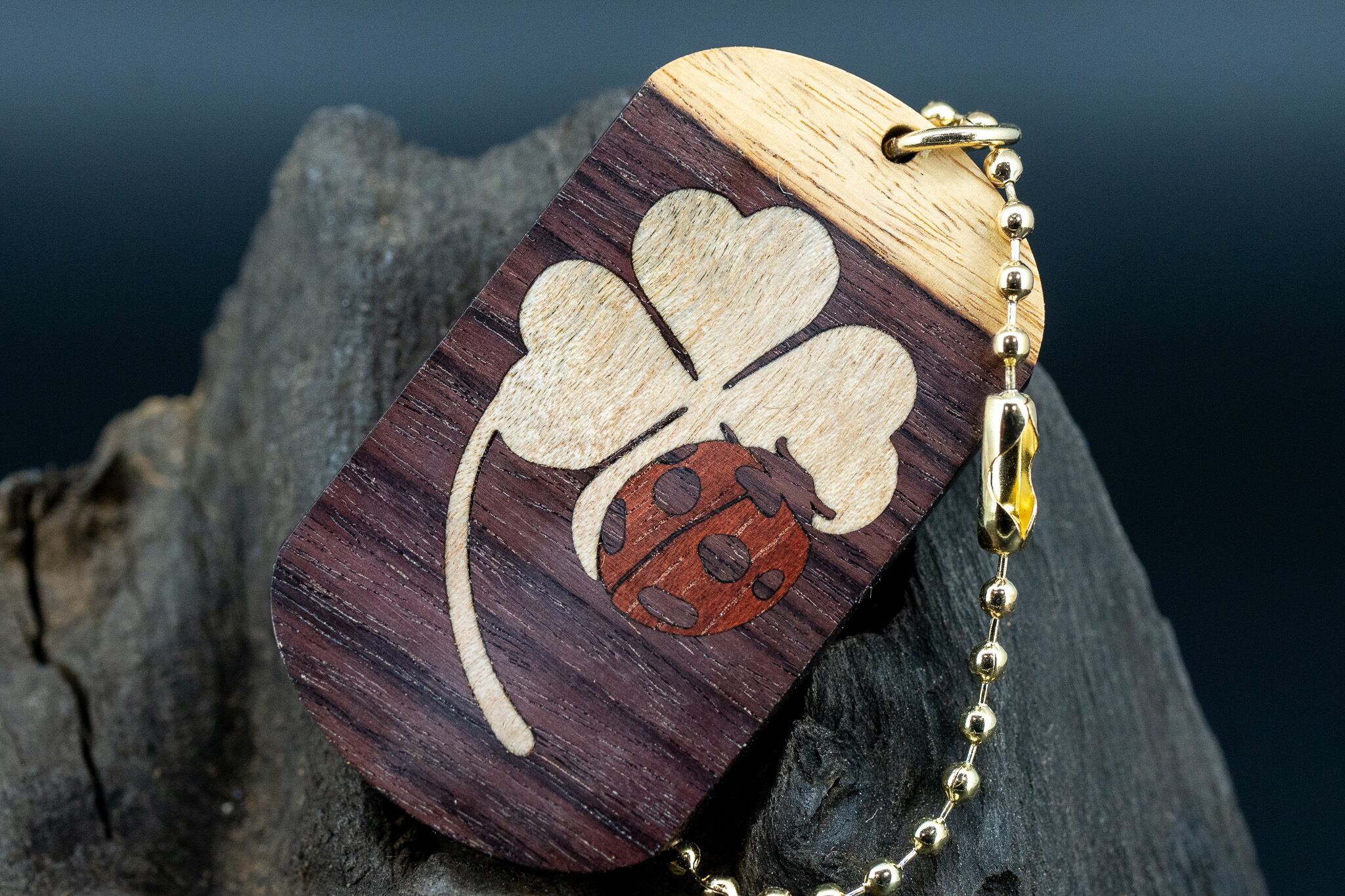 【王室御用達 】 キングウッド ツートン ドッグタグ 象嵌 幸運を運ぶナナホシテントウ