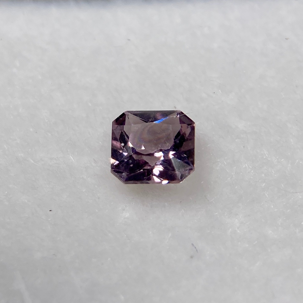 クッションみたいなスピネル 約4mm*4mm C-1