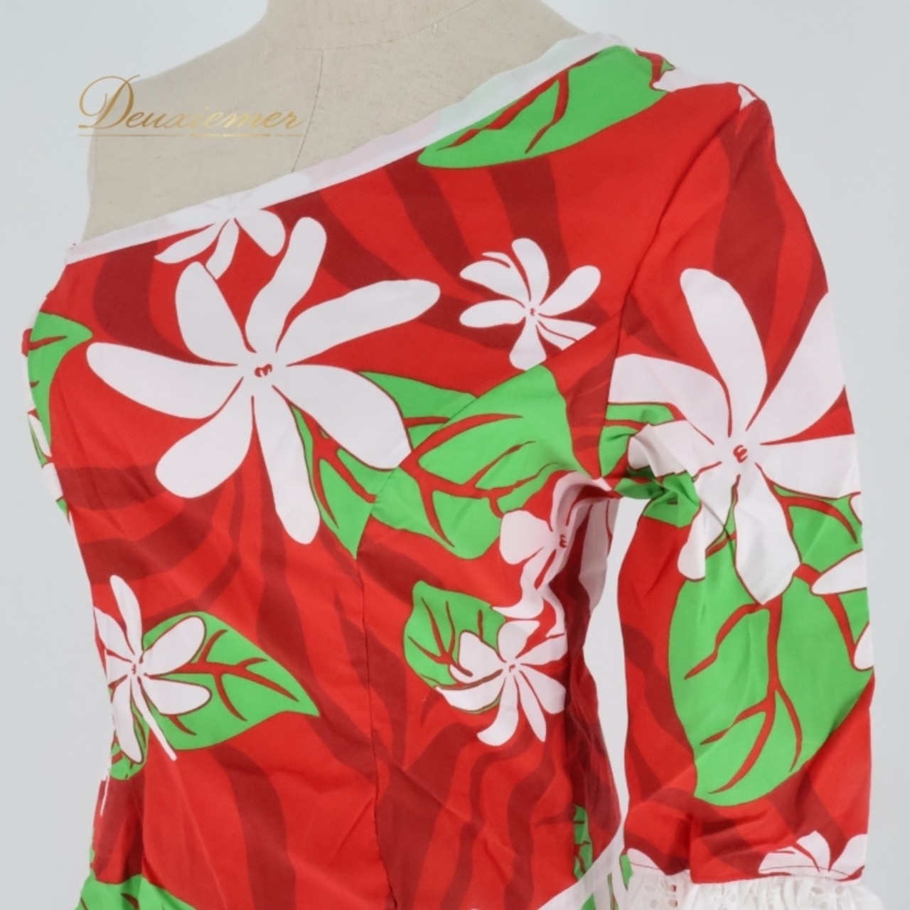 フラダンス 衣装 ツーピース セットアップ 上下セット タリーズポリネシア レッド系 TALI’S POLYNESIA ハワイ製 ワンショルダー スリット レース 七分袖 ティアレ柄 かわいい 華やか 鮮やか 赤 緑 白 ハワイアン アロハ ダンス レッスン