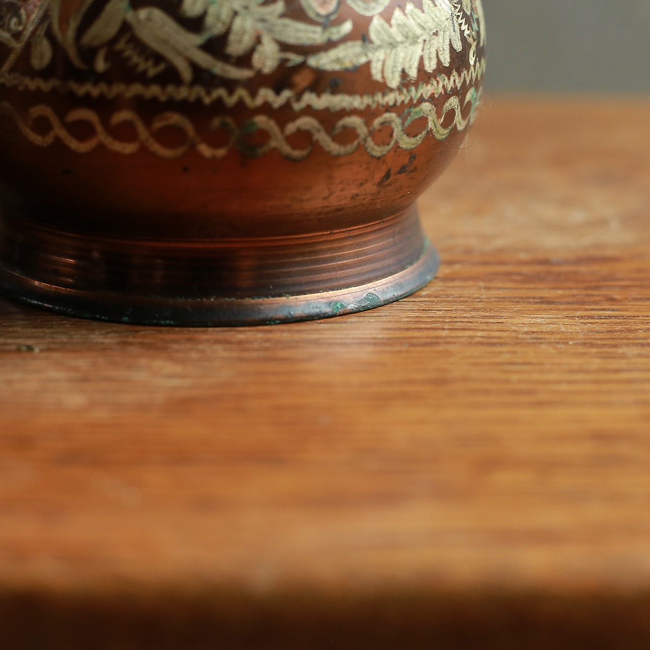 彫りが美しい、プリミティブなフラワーベース 4