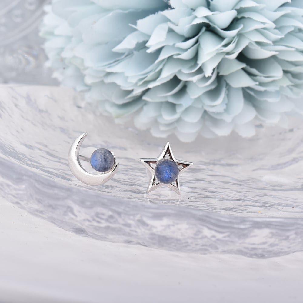 静寂に光る蒼のまなざし - 月明かりのラブラドライトピアス❤︎B331