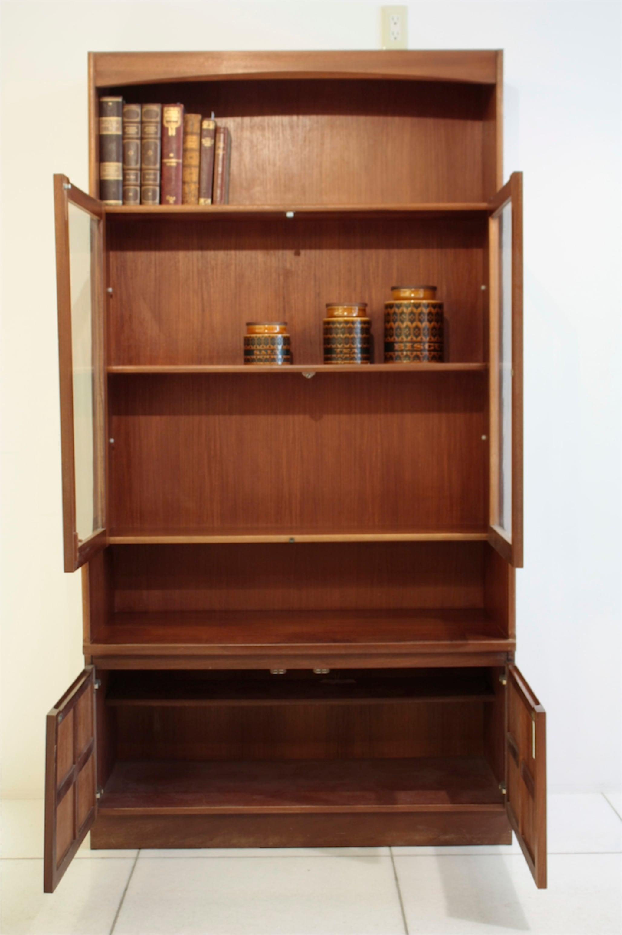 北欧Style.ANTIKAとモダン ガラスキャビネット Gプラン サイドボード