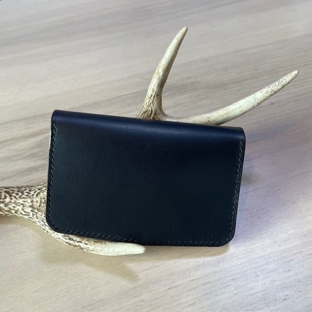 ミドル トラッカーウォレット（丘染めブラック）エルバマット | Chase