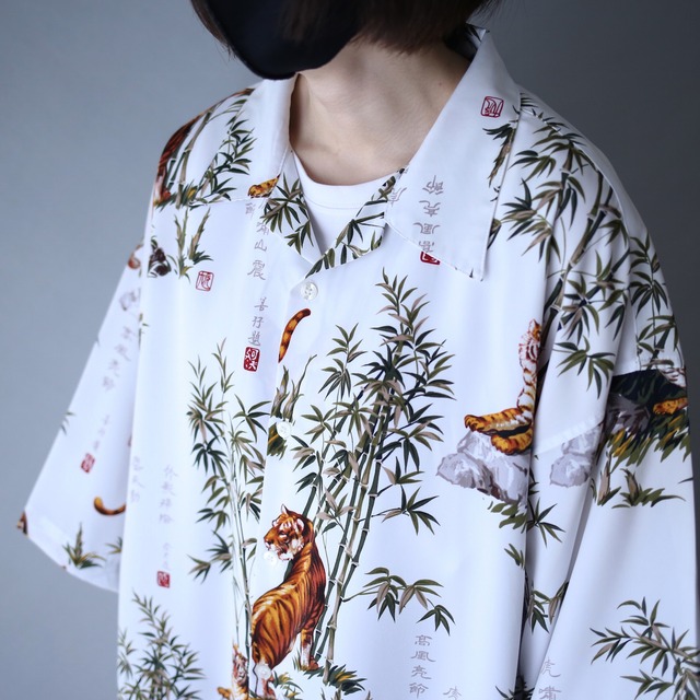 "虎×漢字" white base over silhouette h/s shirt