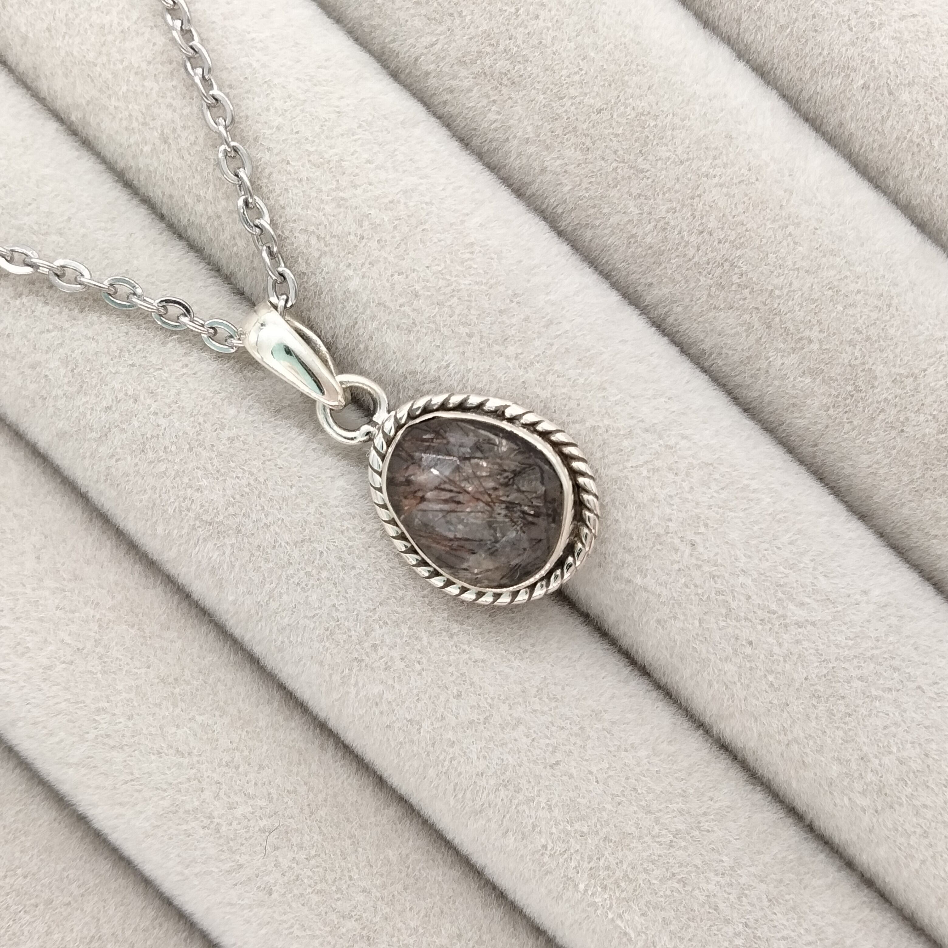 ブラックトルマリンインクオーツ】のペンダントトップ0.41×0.77