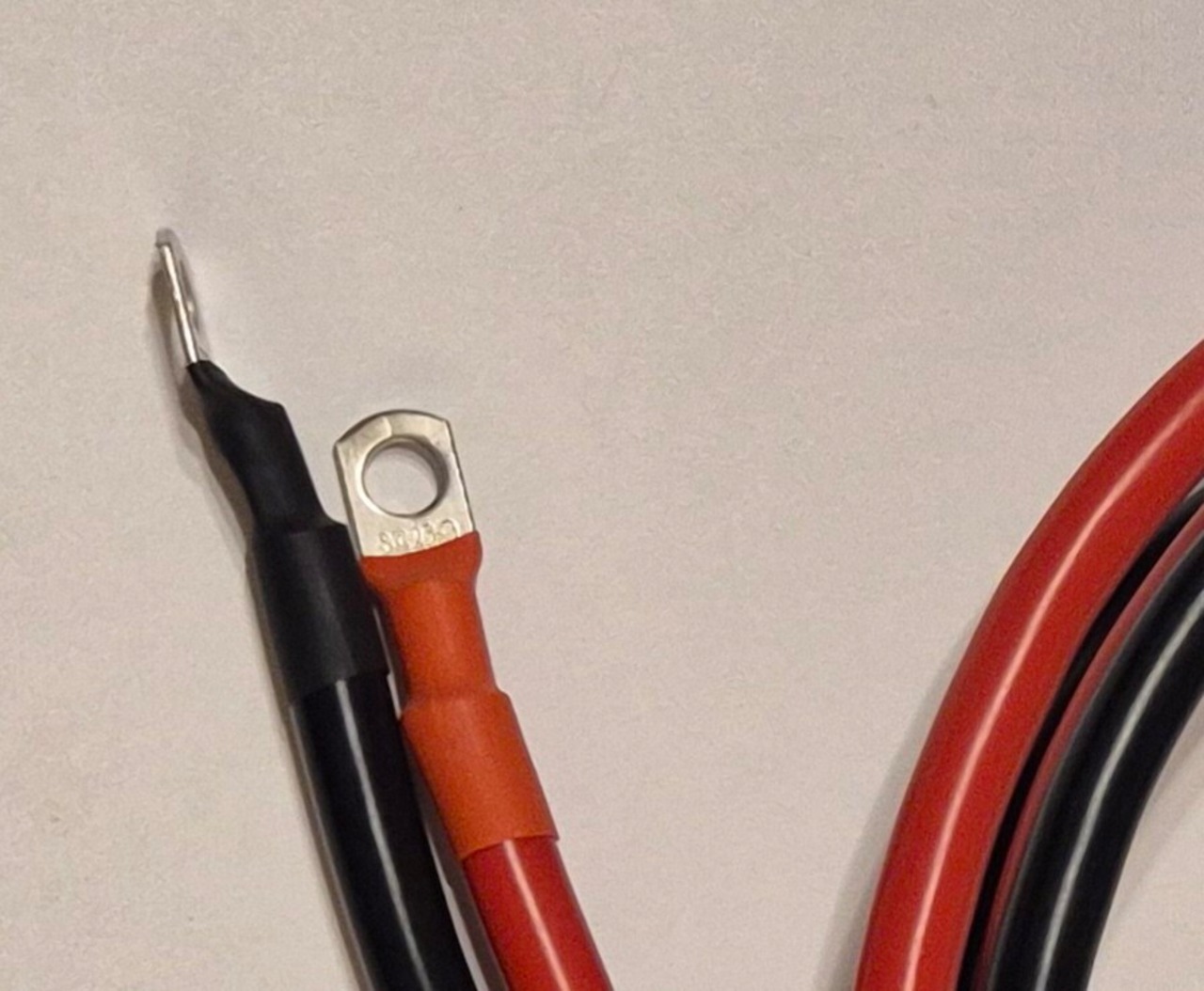 KIV　22SQ　赤黒2本　２ｍ　バッテリーインバーター接続ケーブル　４AWG　バッテリーケーブル　8㎜端子接続済み　（600 V　115A）