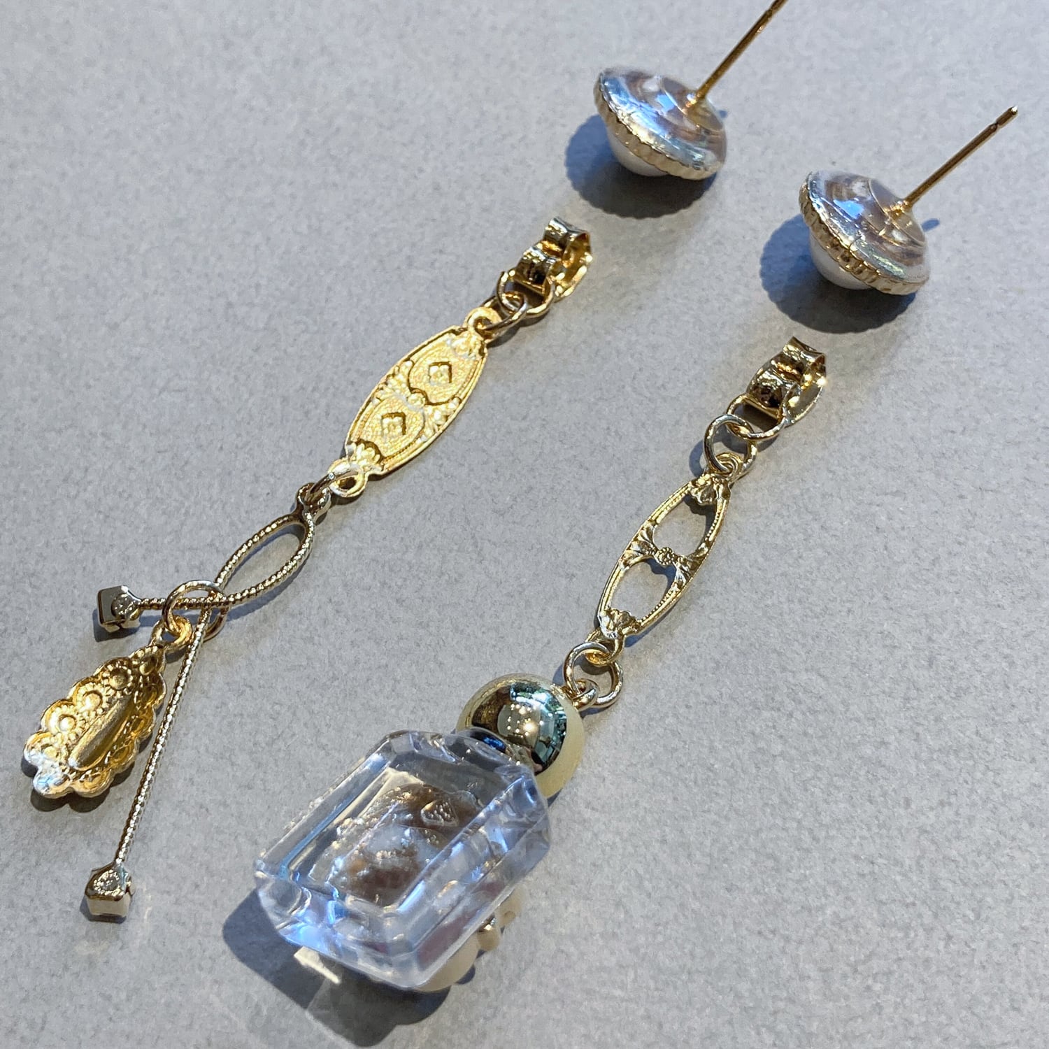 パールボタンとUSA真鍮チャームの香水瓶〈ピアス/イヤリング〉 | Dua