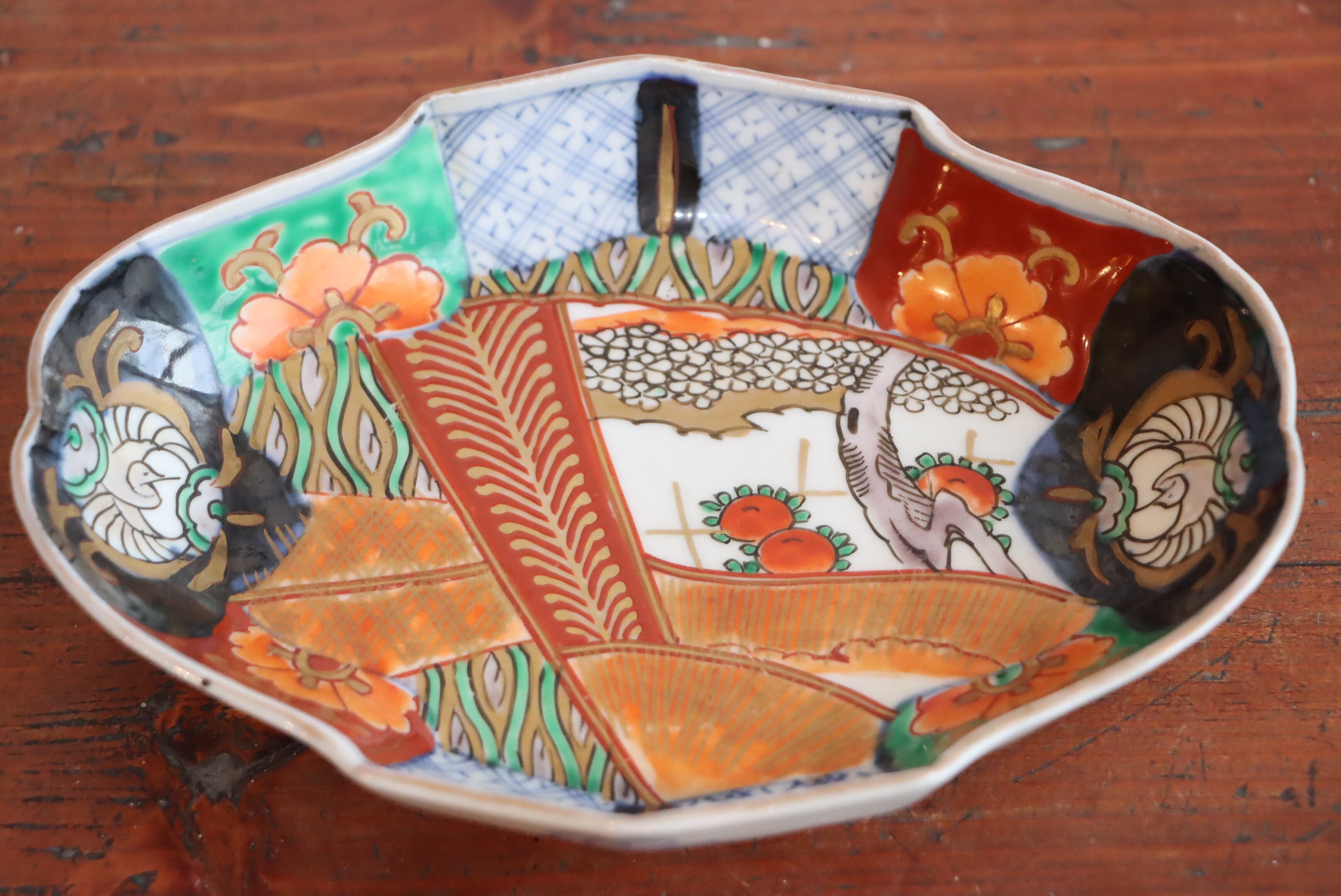 伊万里焼 色絵 花立湧文 変形皿/Imari quince shaped plate | (有)新原美術