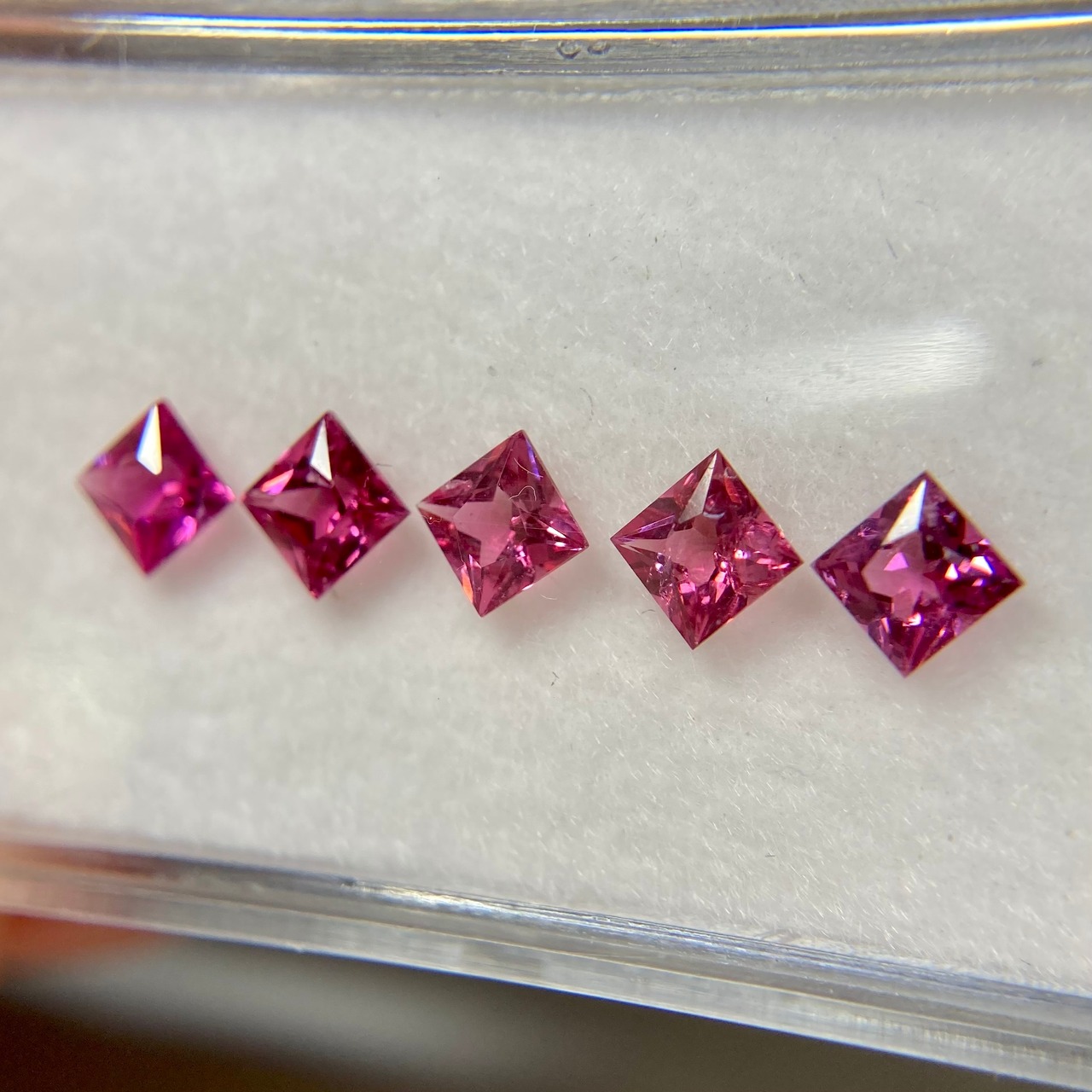プリンセスなスピネル 3.5mm*3.5mm 濃いめ　※選べません 訳あってお買い得