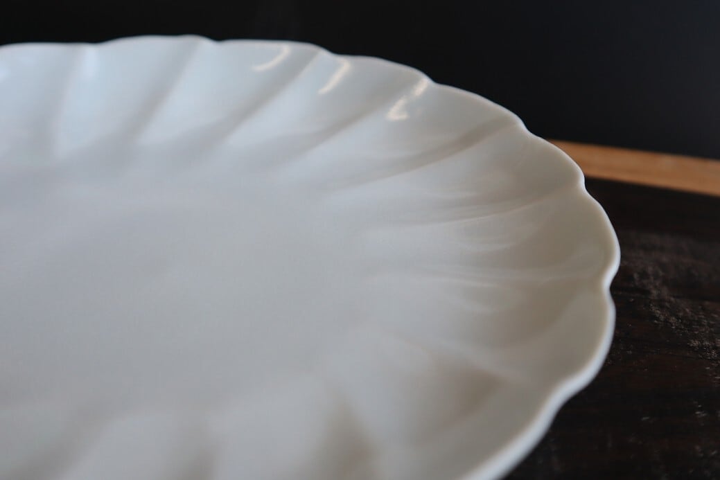 京焼 清水焼》白磁ねじり菊文五寸皿 | 陶つちやま