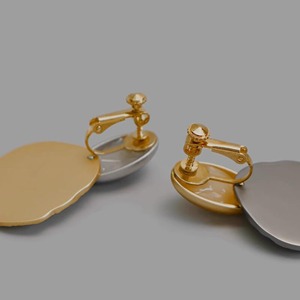 バイカラー花びら風ピアス W10086