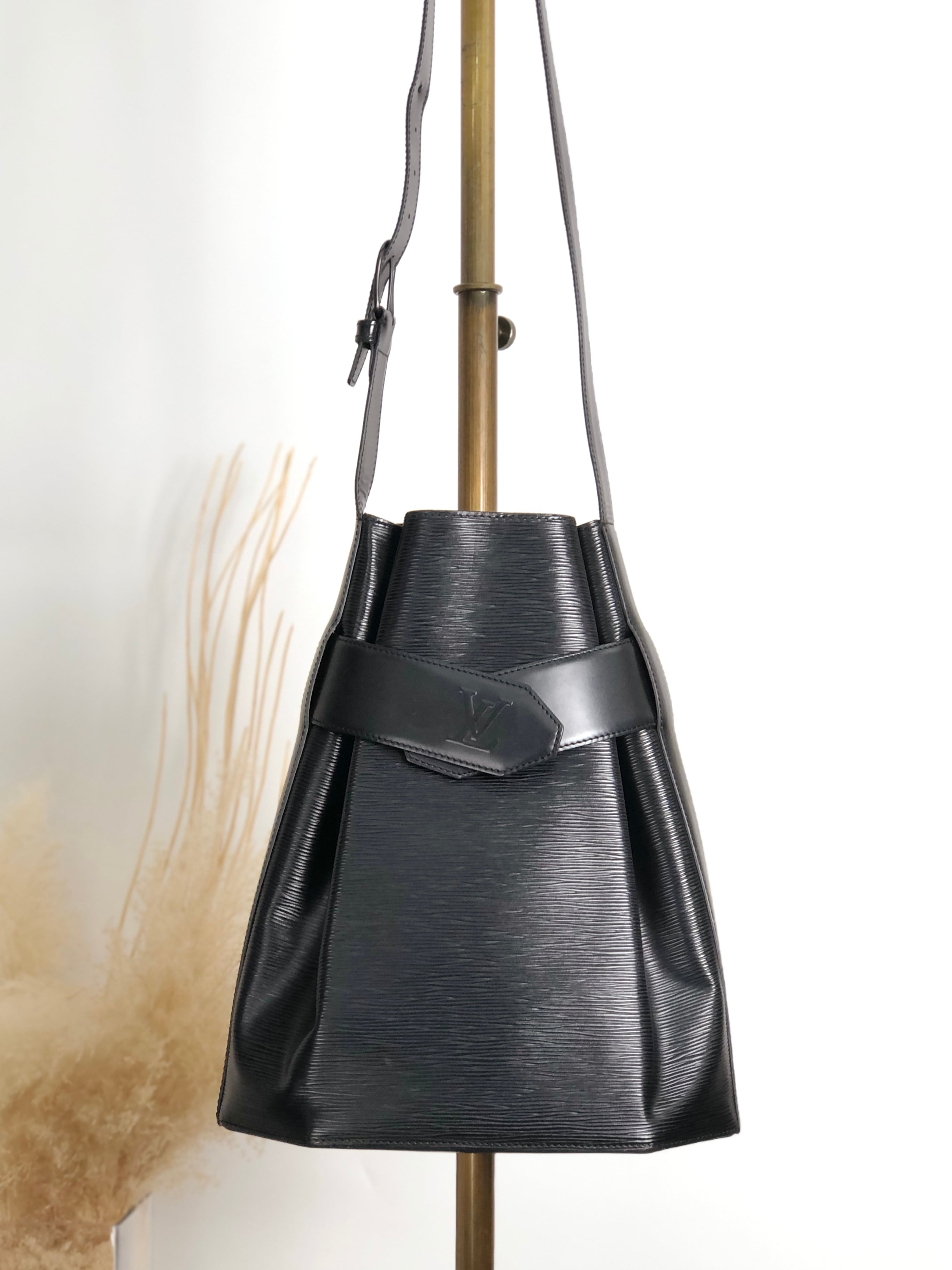 LOUIS VUITTON ルイヴィトン サックデポール エピ ショルダーバッグ ブラック レザー 巾着 vintage ヴィンテージ オールド b75b8t