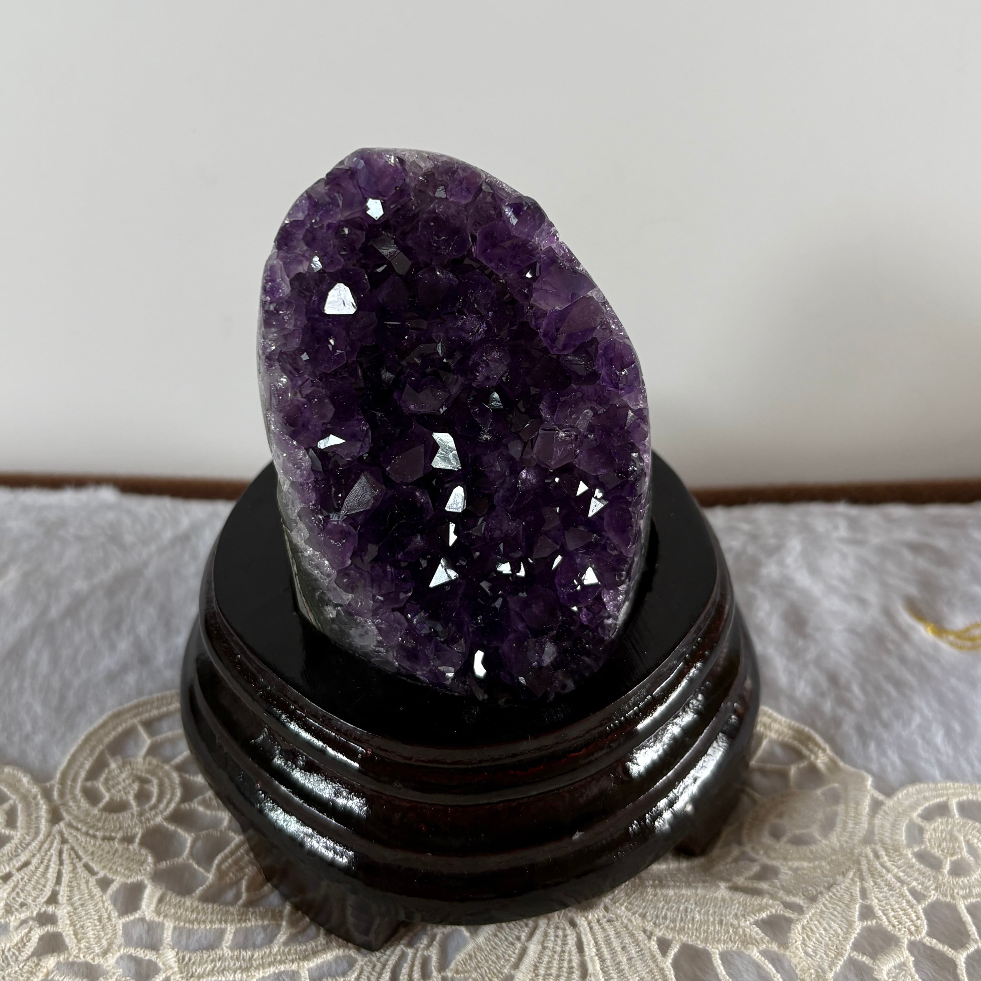 アメジスト結晶 黒色台座付き ウルグアイ産 アメジスト クラスター 台座付き｜濃紫の輝き・高