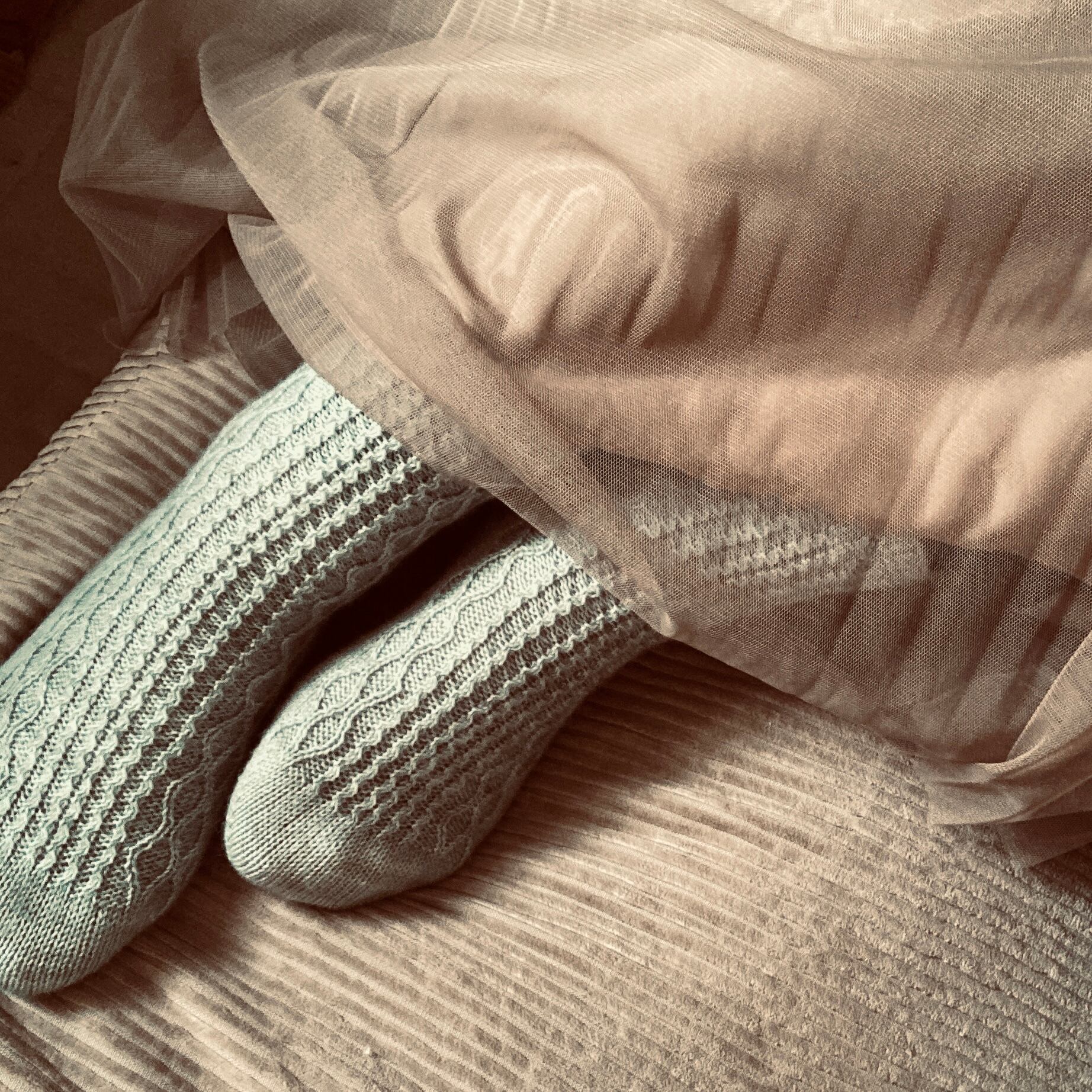 Anne's Blouse Socks | Knitail
