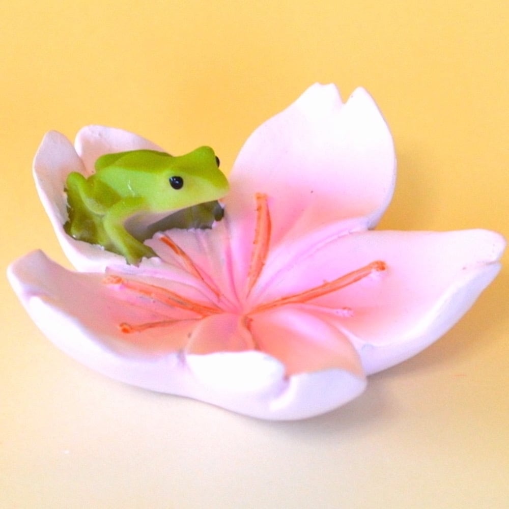 桜の花びら 蛙 カエル かえる ミニチュアアニマル 小さな動物の世界 レトロ アンティーク風 置物 オブジェ インテリア ガーデニング プレゼント ギフト かわいい ユニーク 楽しい 癒し マスコット フィギュア リアル 本物そっくり コレクション 手のひらサイズ 梅雨