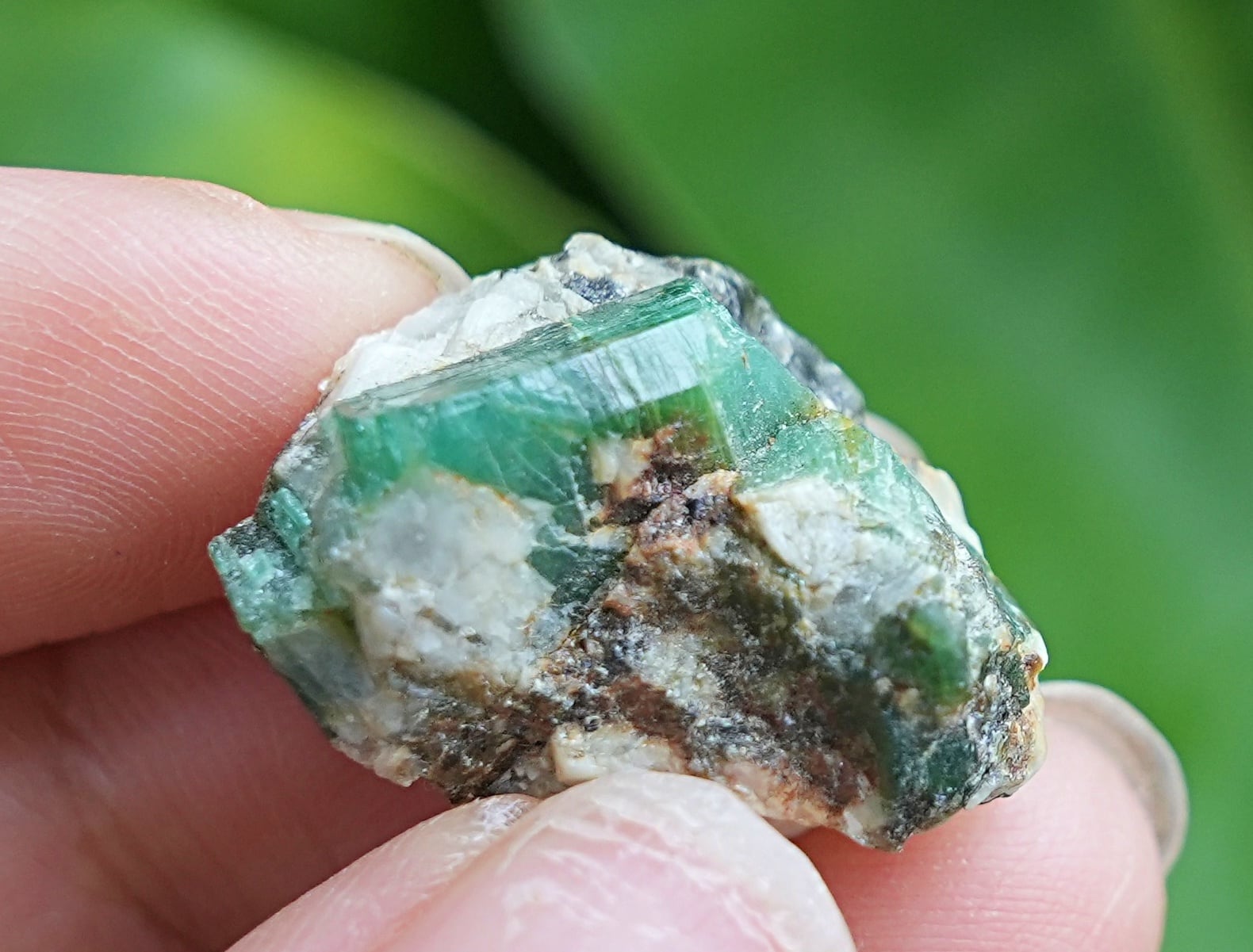 緑のカケラ☆エメラルド原石s706 | Funky garuda Stone