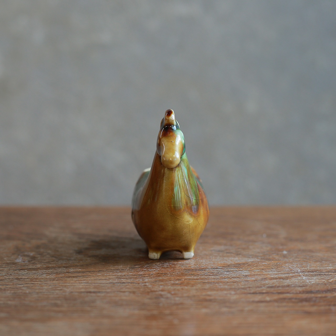 鮮やかな色味が目を引く、馬の小物入れ 1