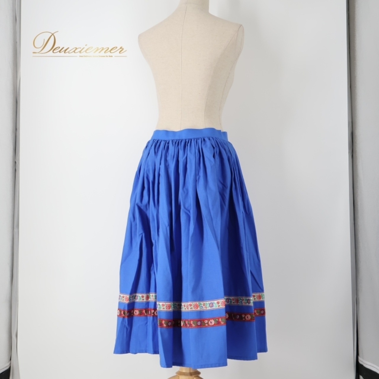 フォークダンス 衣装 スカート ブルー系 花柄 刺繍 青 赤 白 緑 チロリアン チロルスカート カントリー 鮮やか 華やか ダンス衣装 ハンガリー製 イベント 練習 レッスン ボタン かわいい ふんわり レッド系 ホワイト系 グリーン系