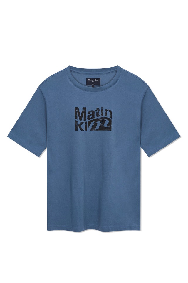 [Matin Kim] WAVY LOGO GRAPHIC TOP FOR MEN IN BLUE 正規品 韓国ブランド 韓国通販 韓国代行 韓国ファッション マーティンキム matinkim 日本 店舗