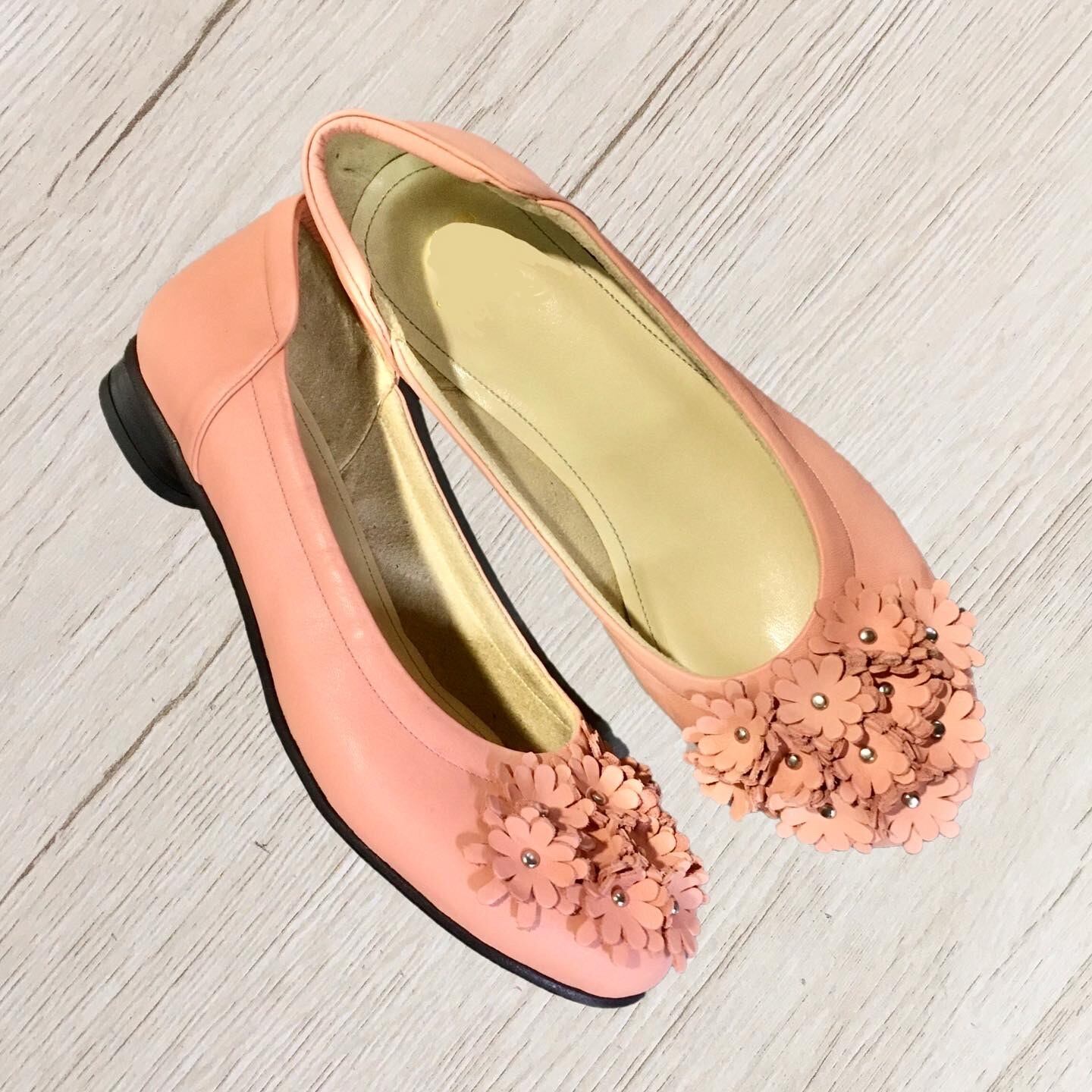 小花飾りシャーリングフラットパンプス