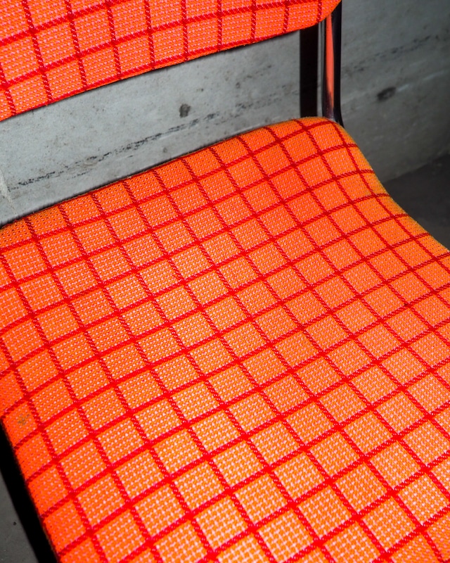 Height-adjustable check chair
