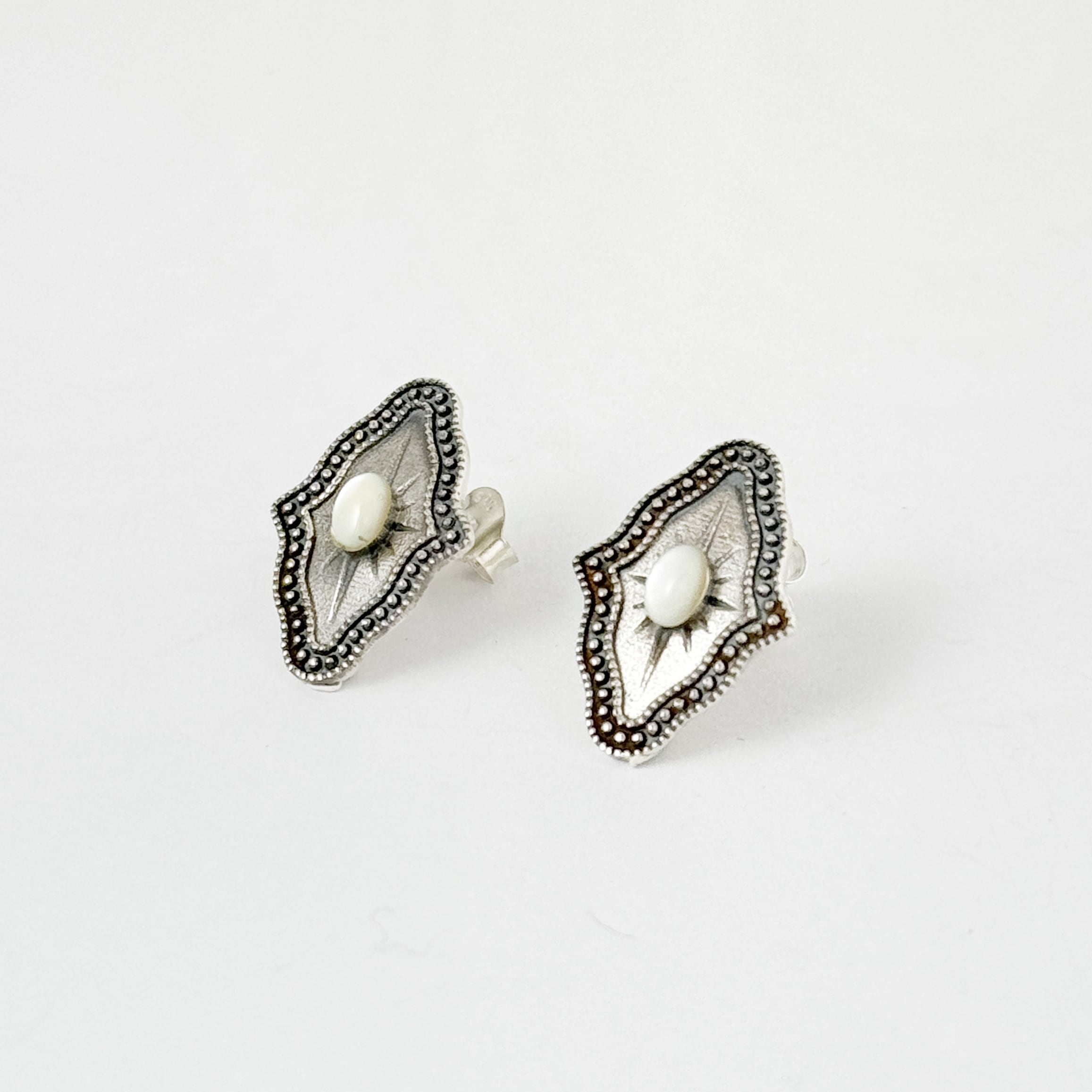 アンティーク風 白蝶貝 オキシダイズ スタッド ピアス | 【公式通販