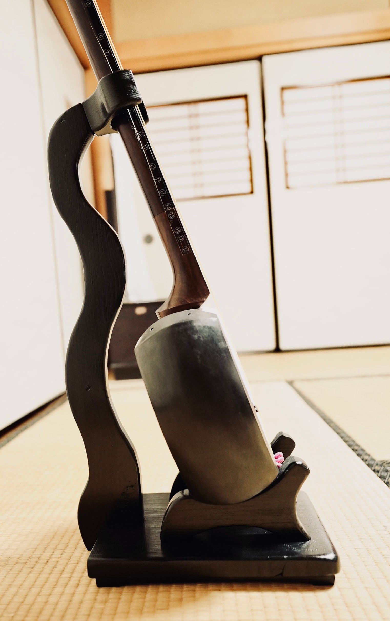 限定1台】手作り木工 木製三味線スタンド （黒漆） タイプA | 手作り