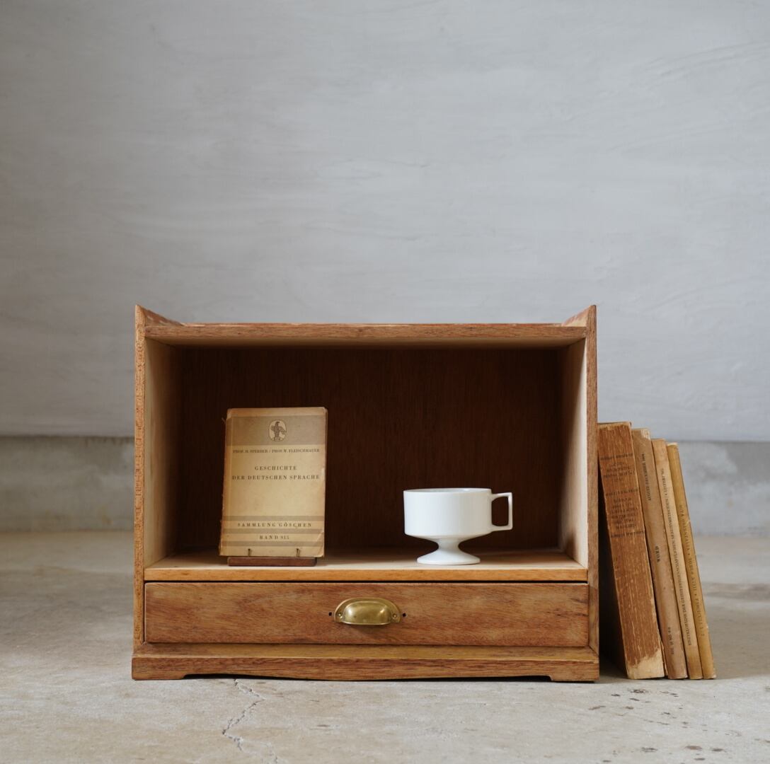 引き出しのついた木製棚