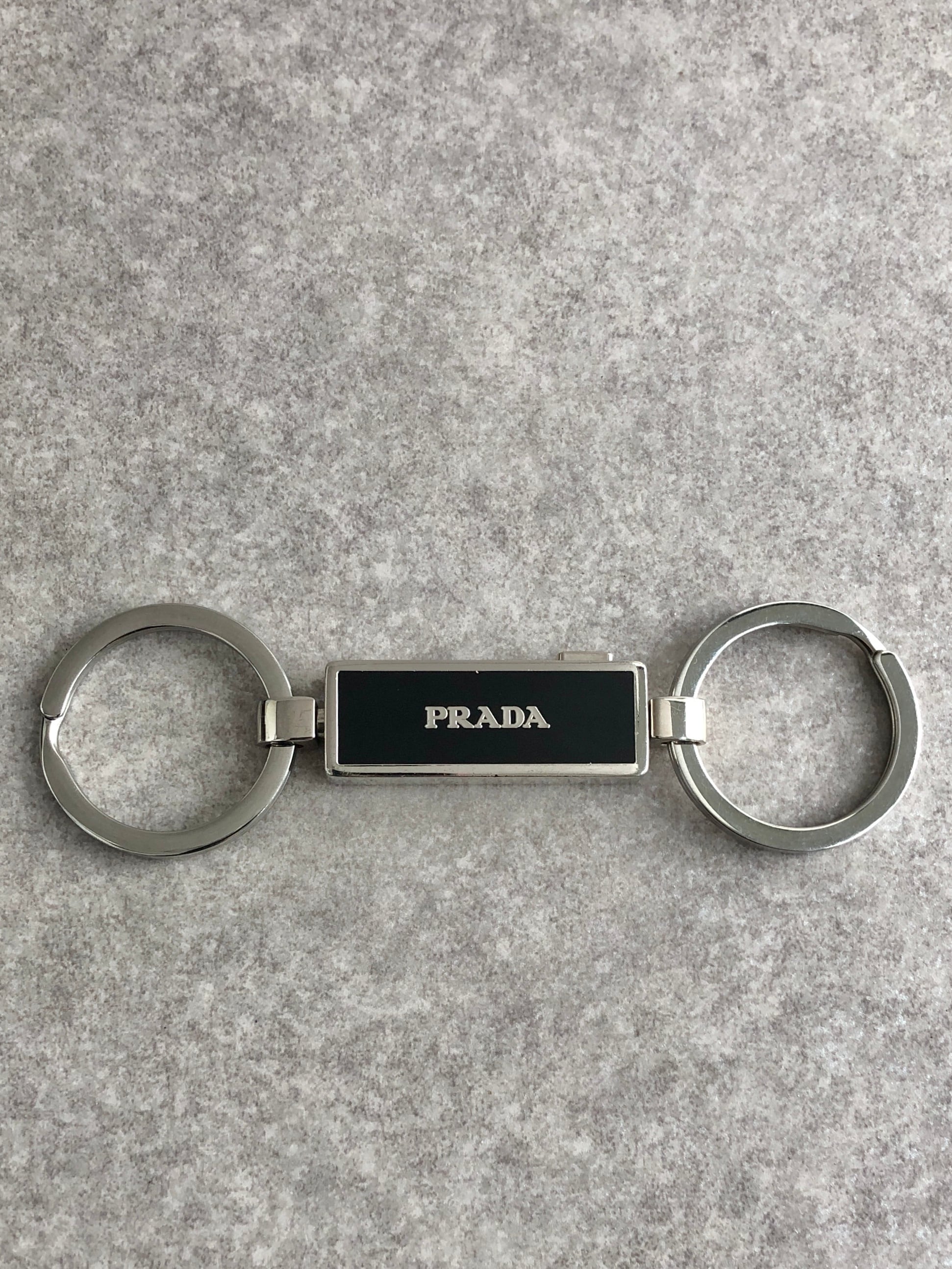 PRADA プラダ キーリング シルバー ブラック ロゴ サフィアーノ