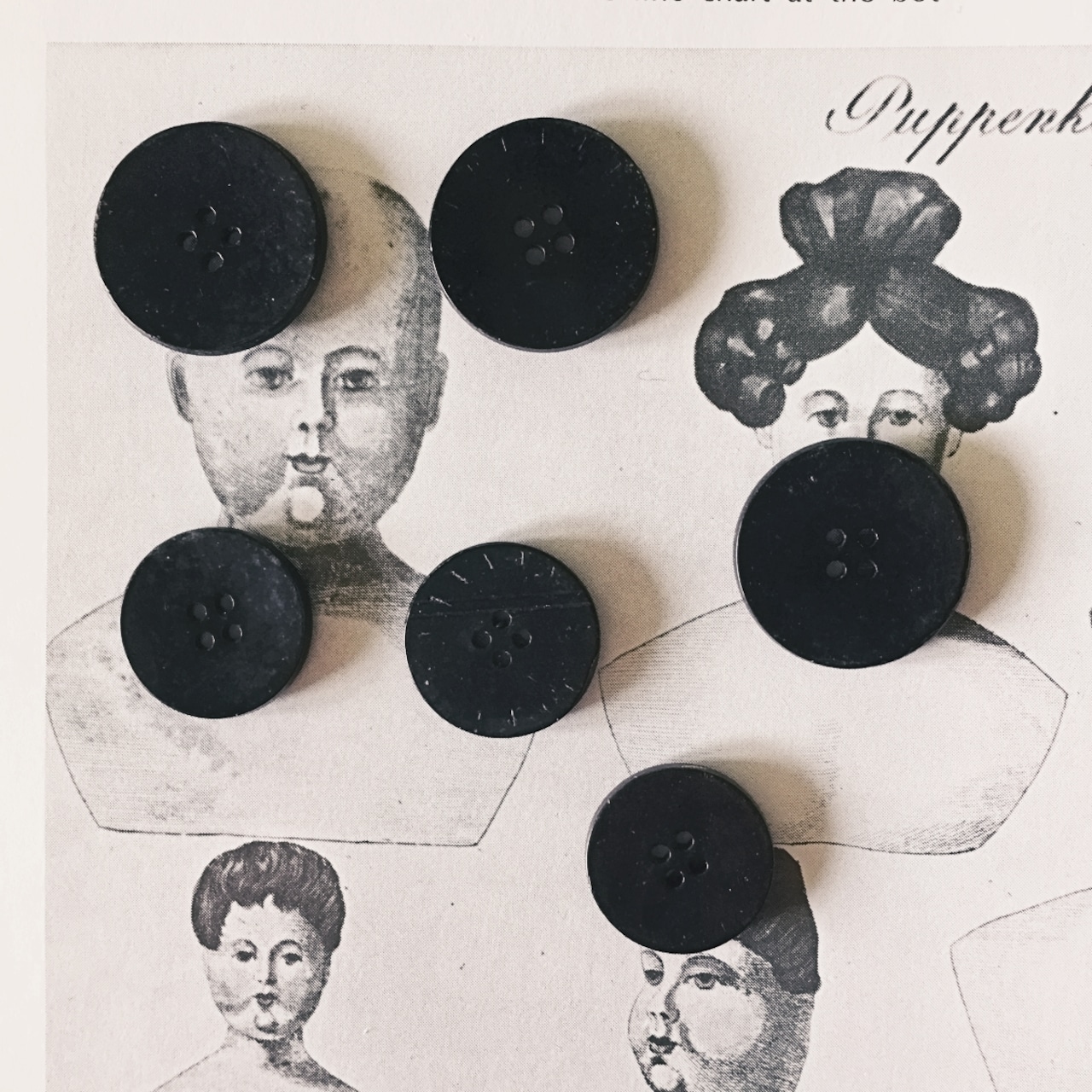 フランス 1900s 幾何学の黒花とgalalithe製ボタンセットb アンティーク