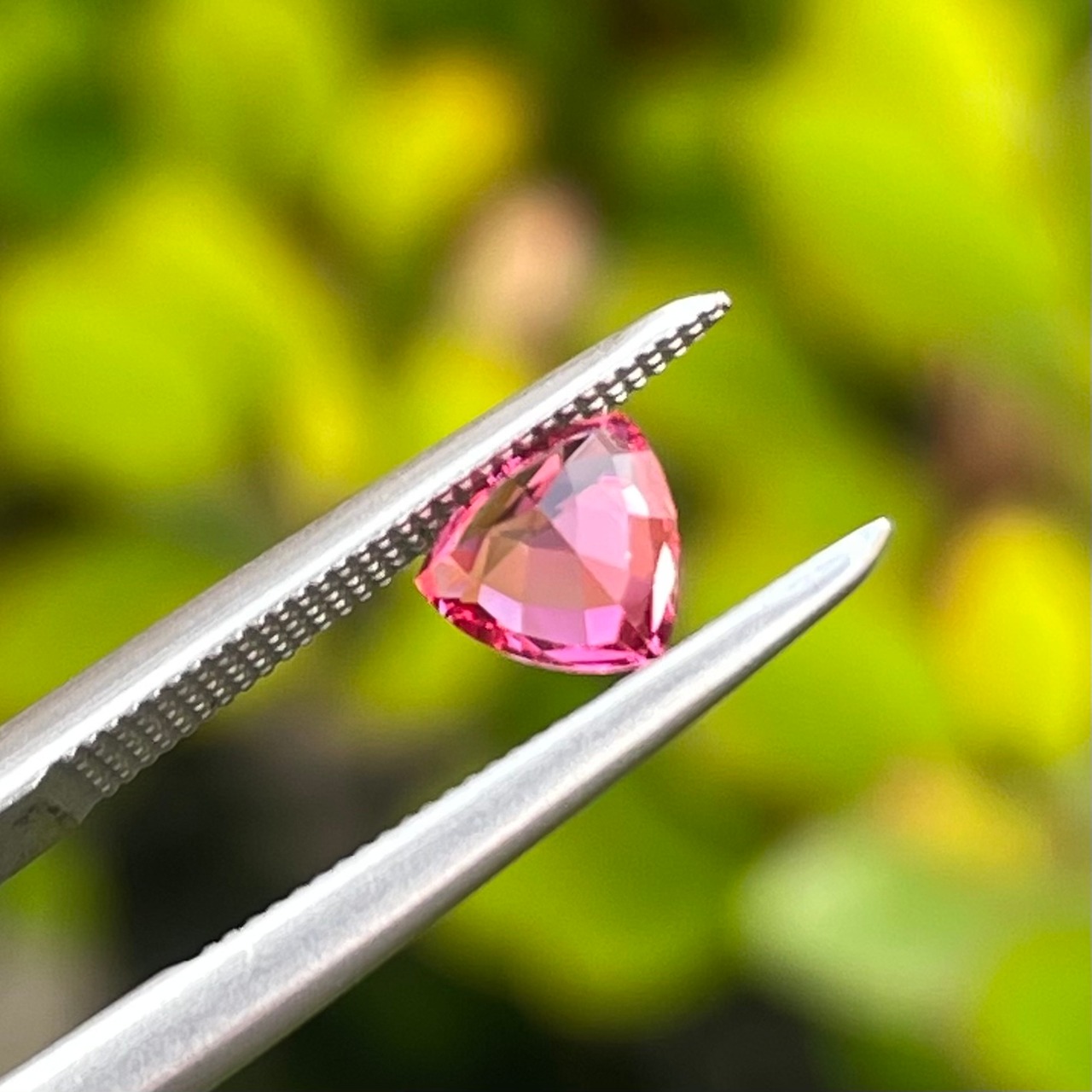 ホットピンクスピネル 5.4x5.4x3.1mm, 0.58ct タンザニア産