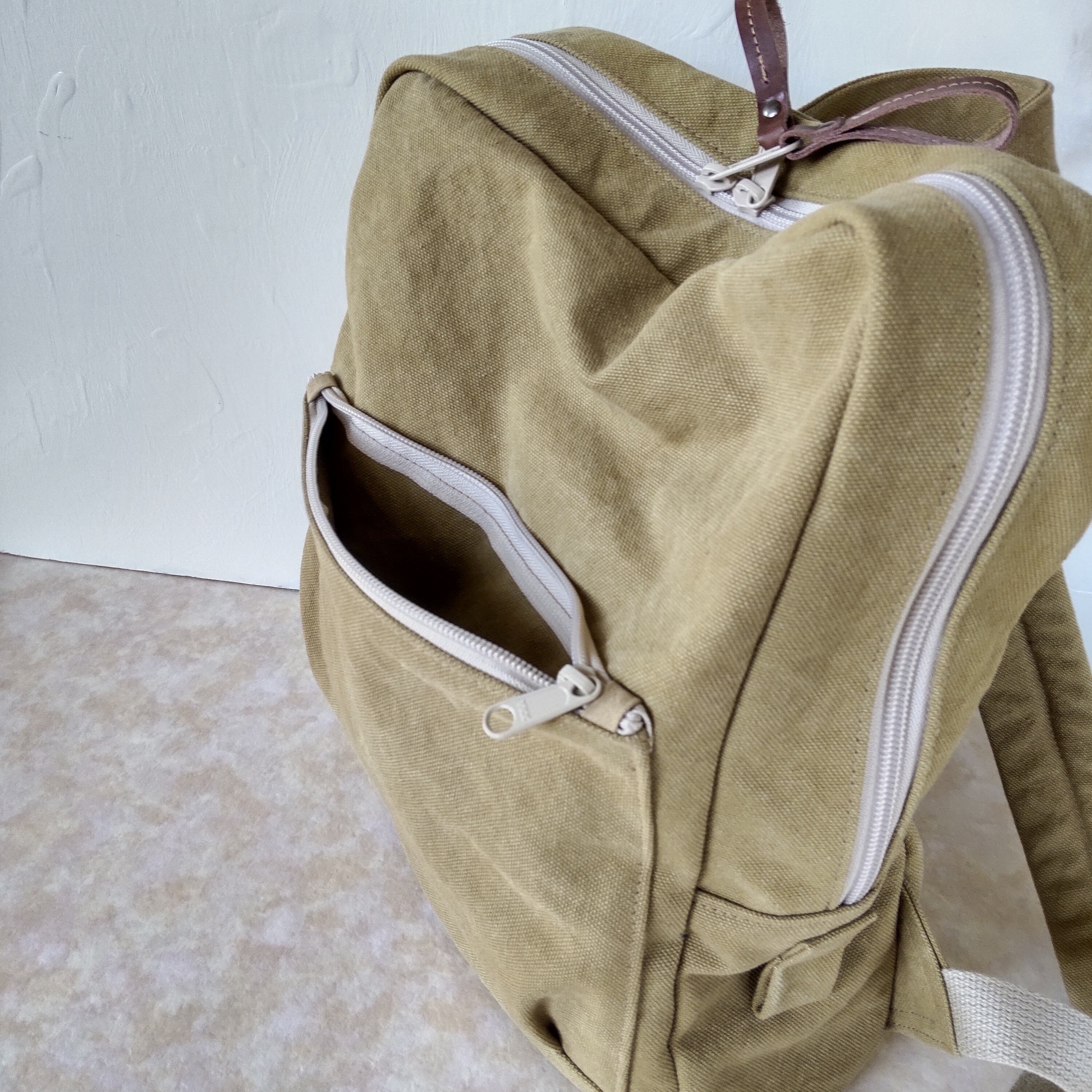 ざっくり帆布の四角リュック・Mサイズ（ベージュ） | Sui