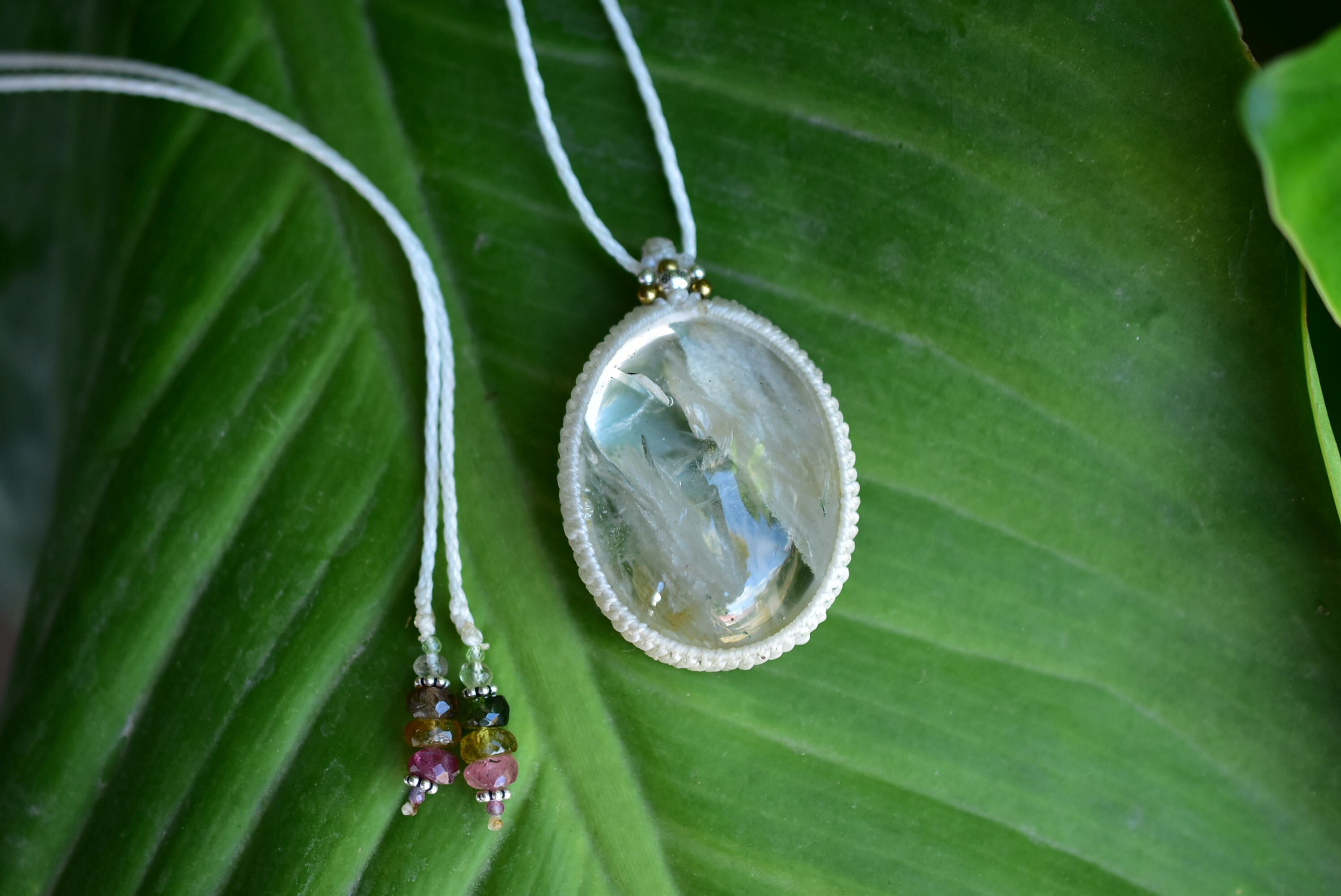 白い断層☆虹入り☆ ホワイトガーデンクォーツ マクラメ