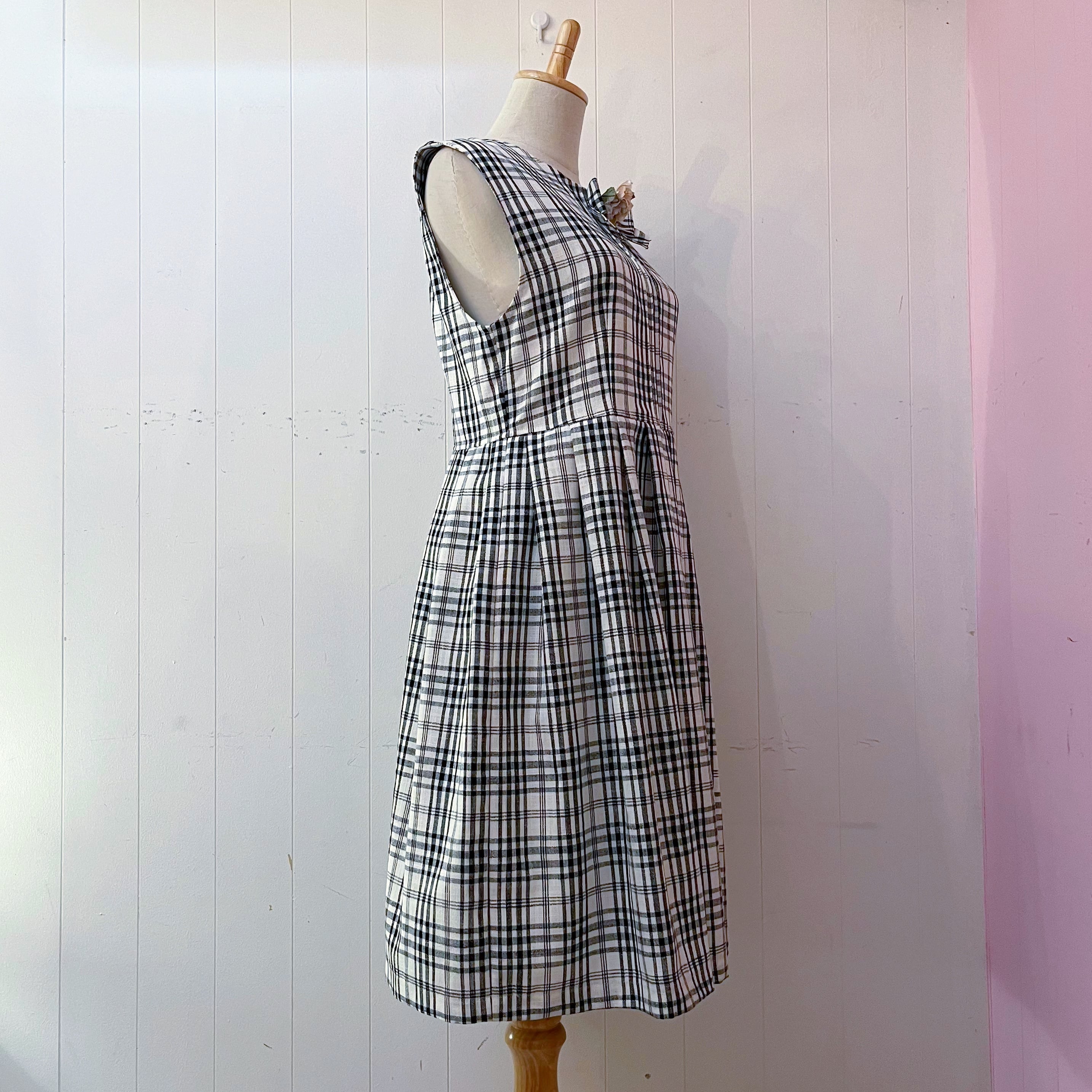 flower ribbon brooch check jumper skirt