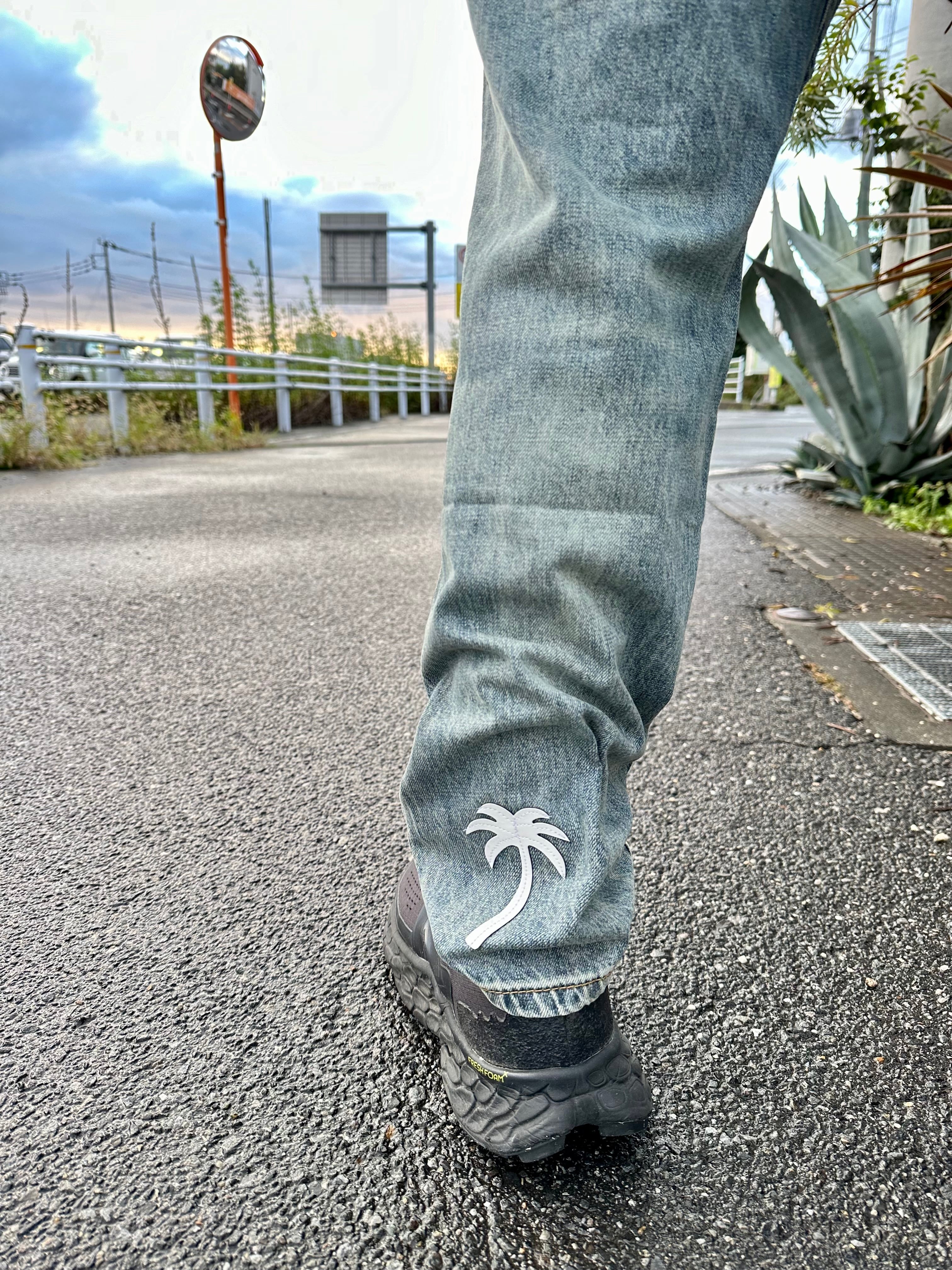 LIFE is palmtree レザーパッチダメージデニム ￥15,900(￥17,490