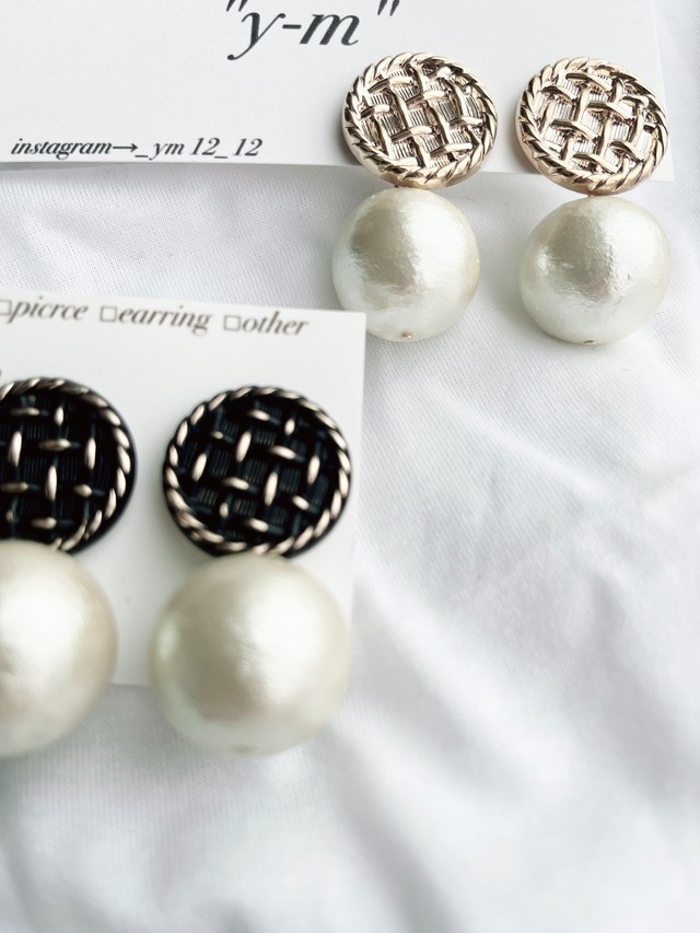 ボタンと大きなパール