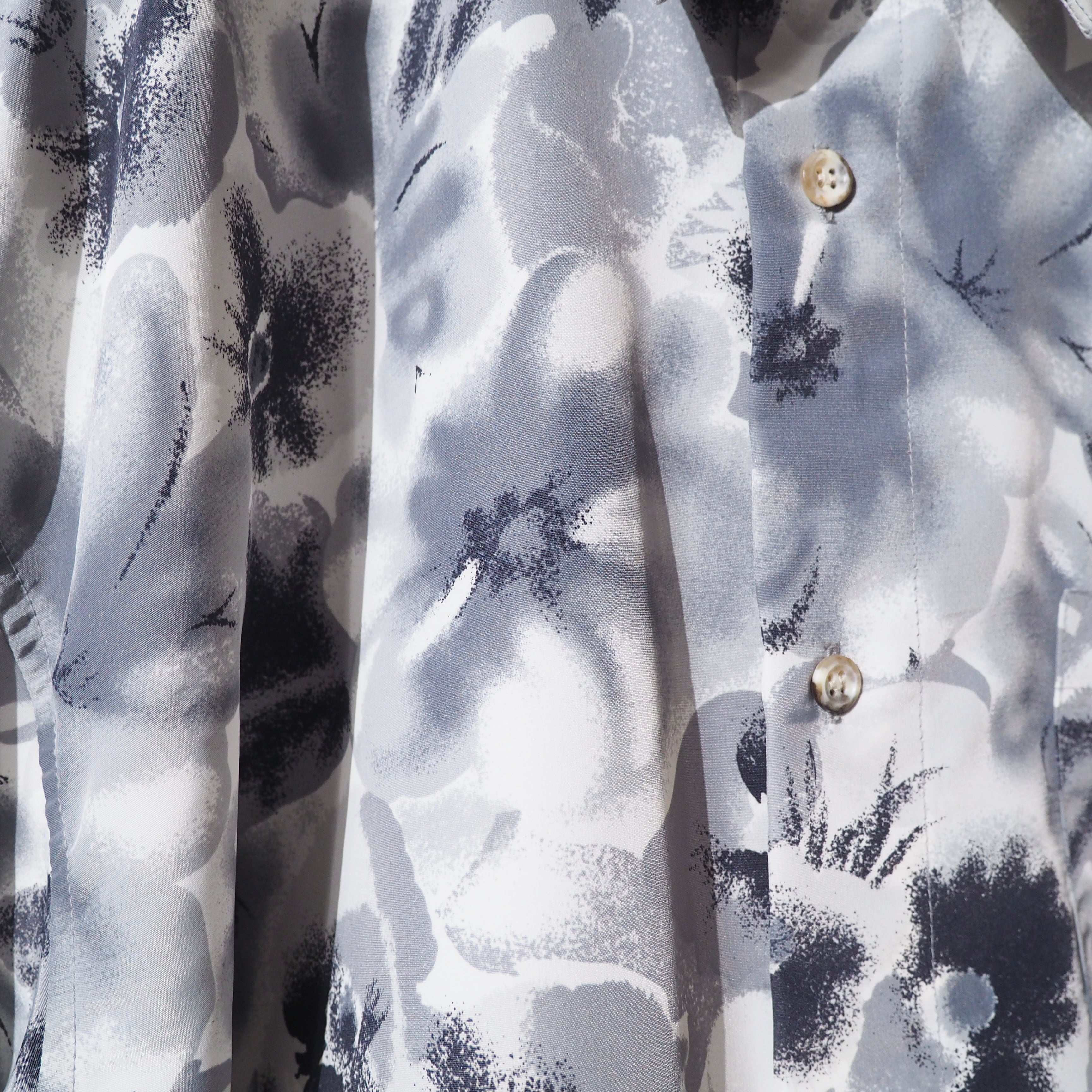 1990s Beautiful monotone Flower All Over vintage Drape loose shirt