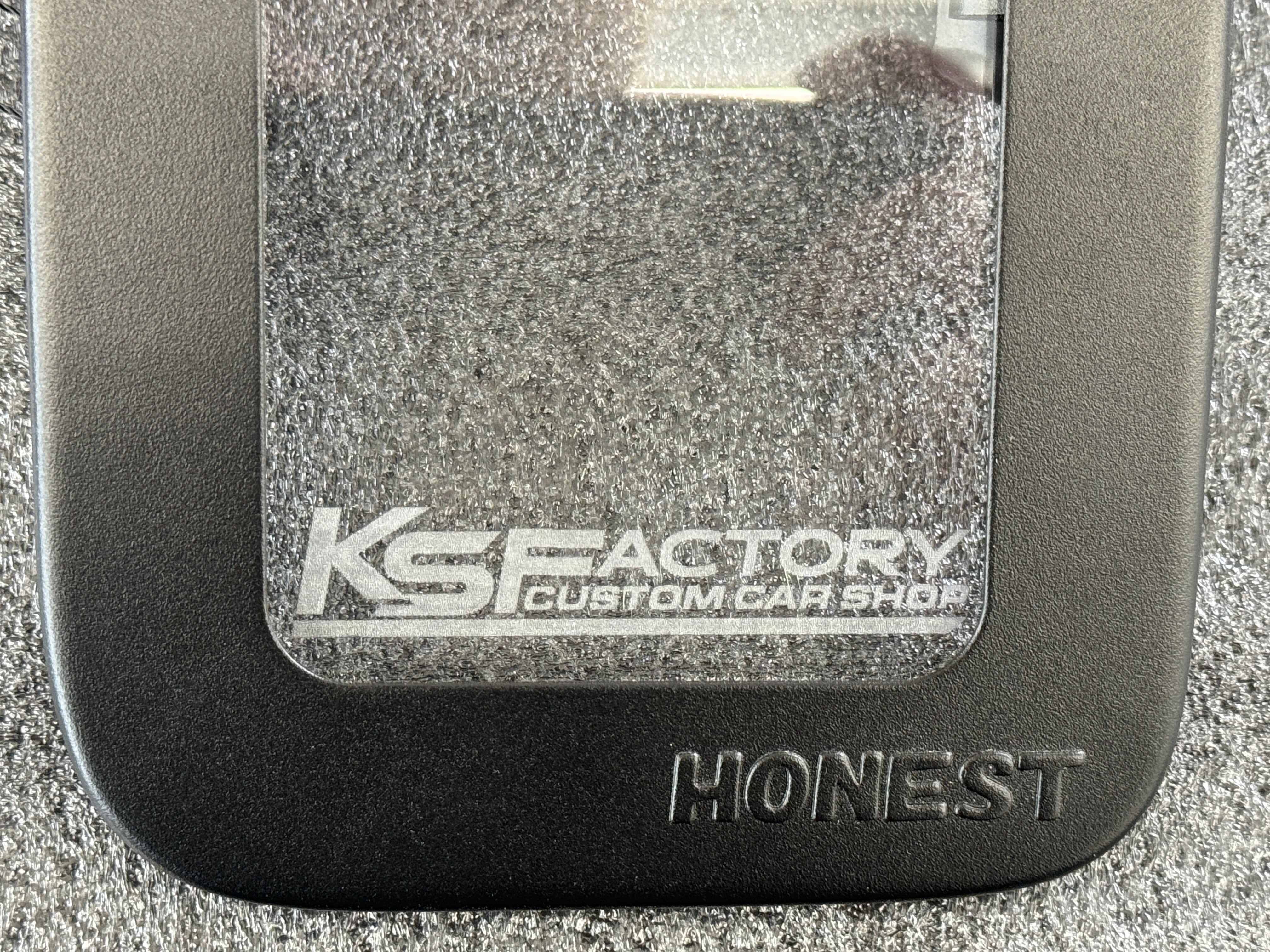 KSファクトリー × HONEST ハイエース専用 ガラスリッド｜外装カスタム