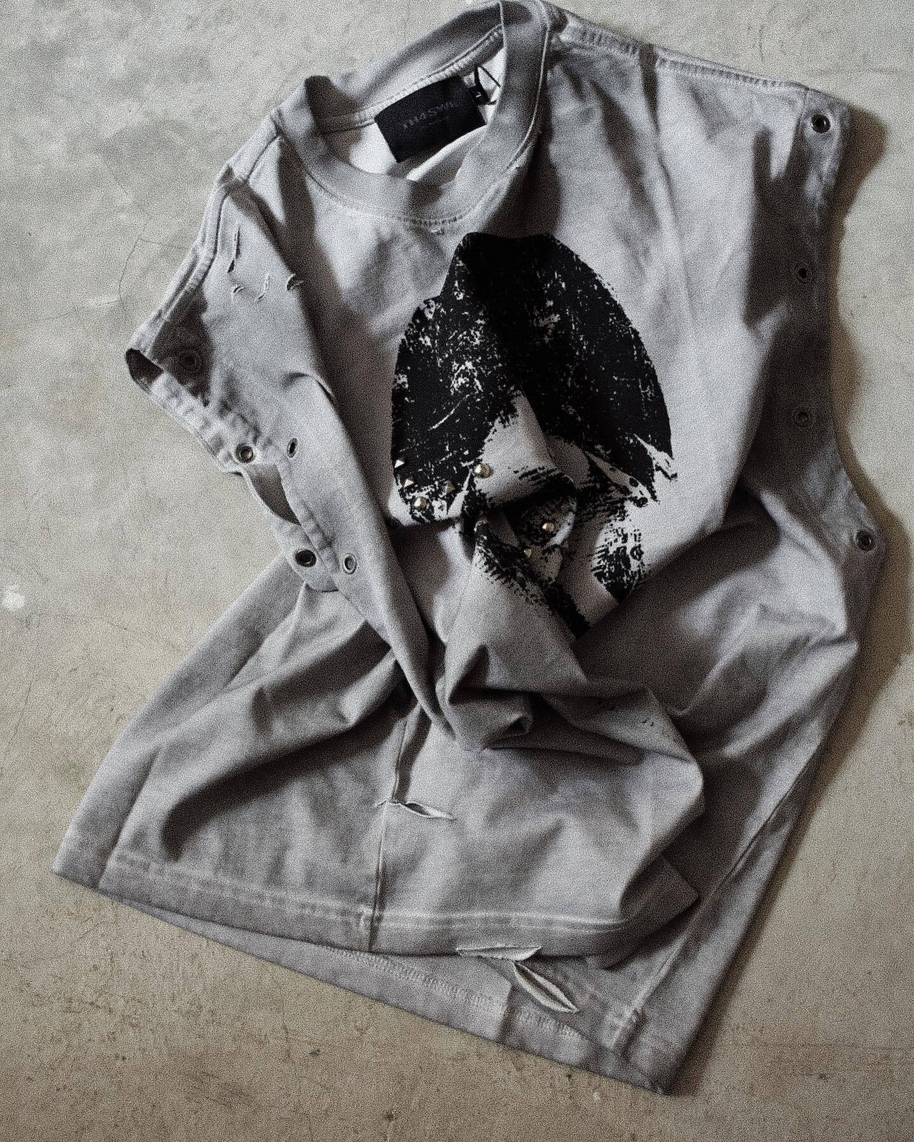【TH4SWE】Dark Graphic Studded Distressed Tank Top