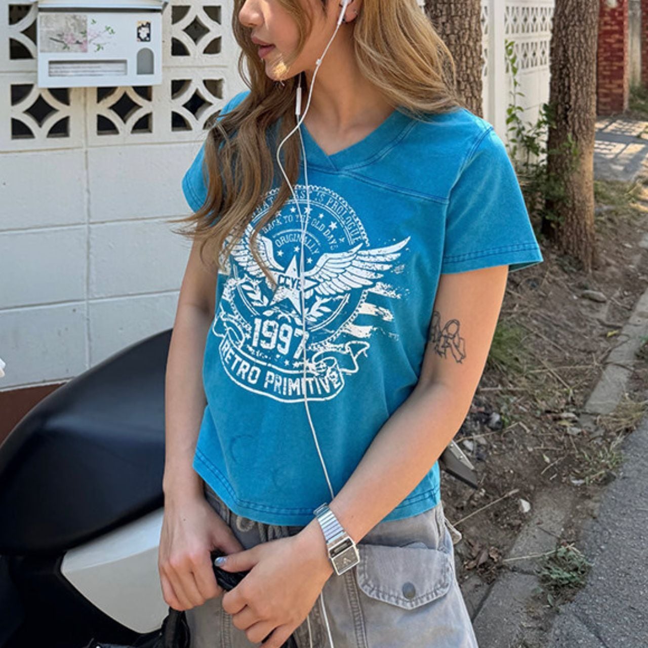 ウィングエンブレムグラフィックVネックTシャツ 2col R02249