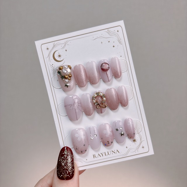 【#817】クリスマスデザイン 繰り返し使える【プレミアム】ネイルチップ15枚セット／ミディアム オーバル／XY377