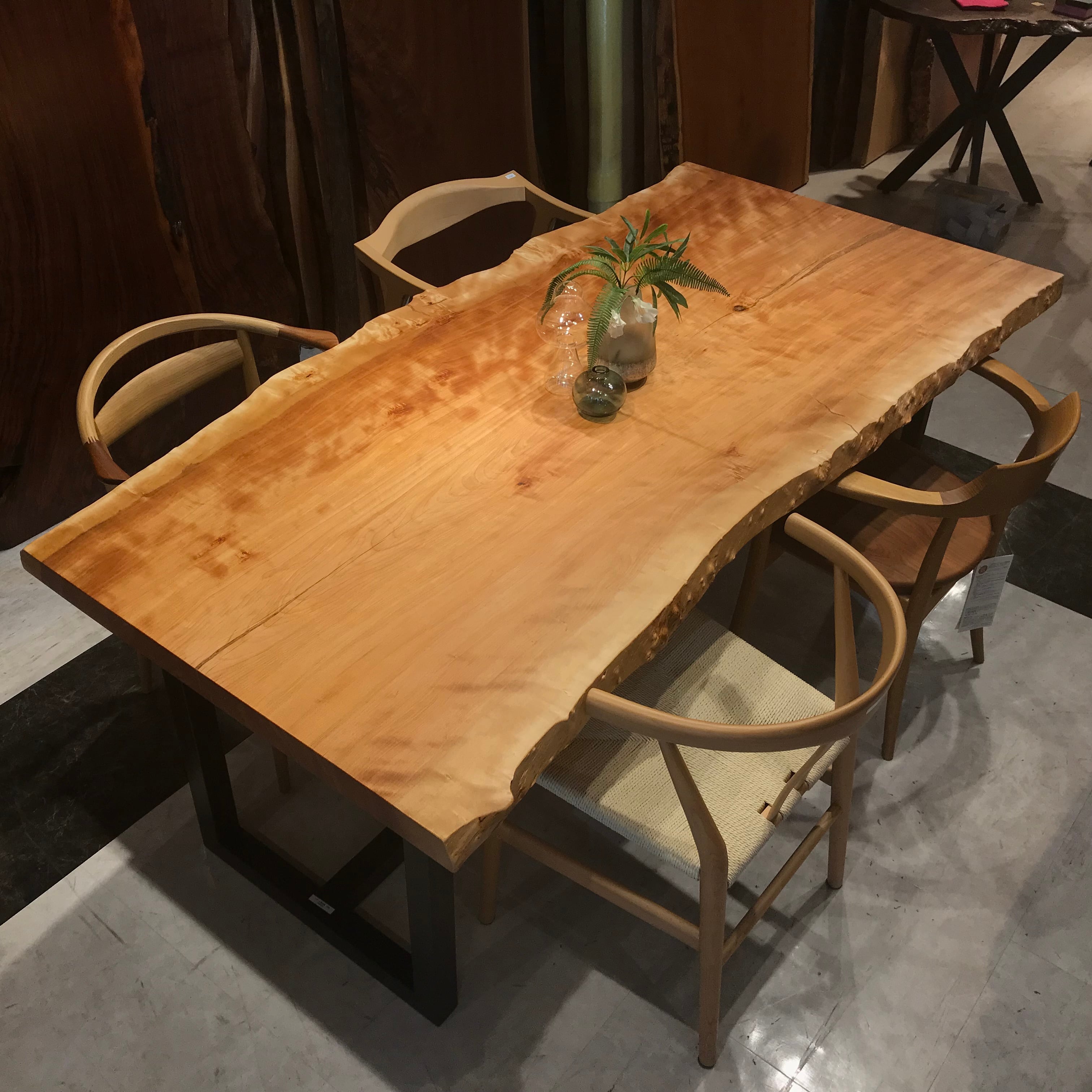 真樺 杢（マカバ）_1880×830-880-930×50_横浜元町店_テーブル天板/一枚