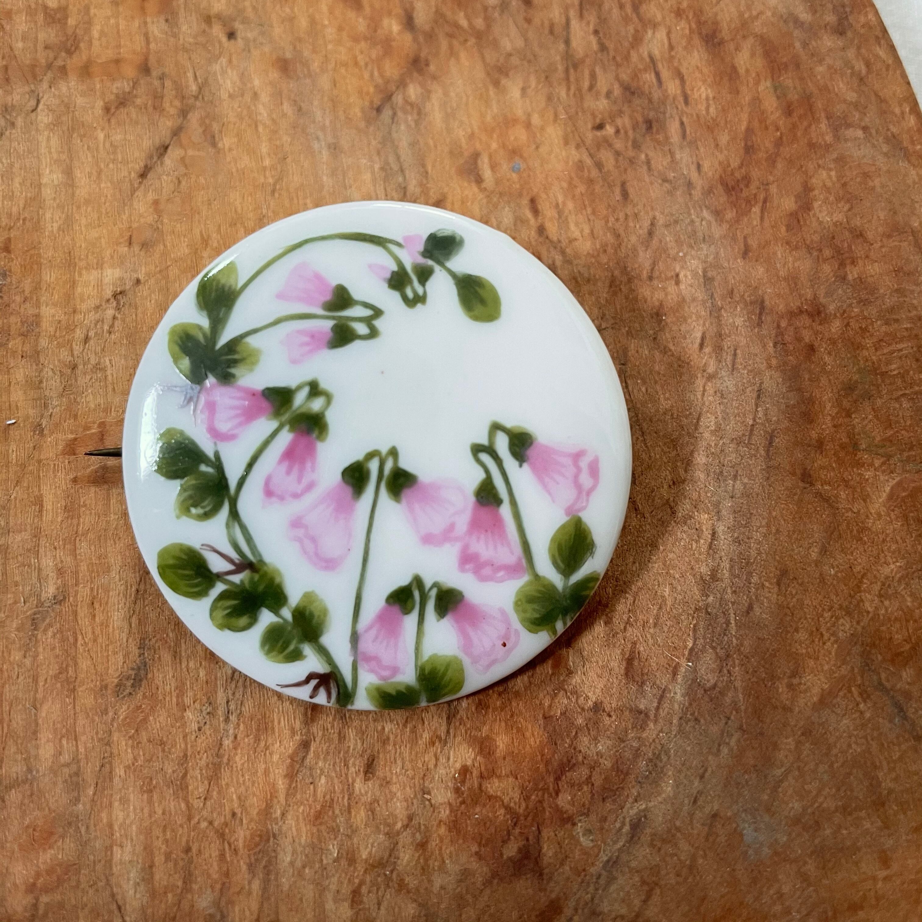 白地にリネアのブローチ