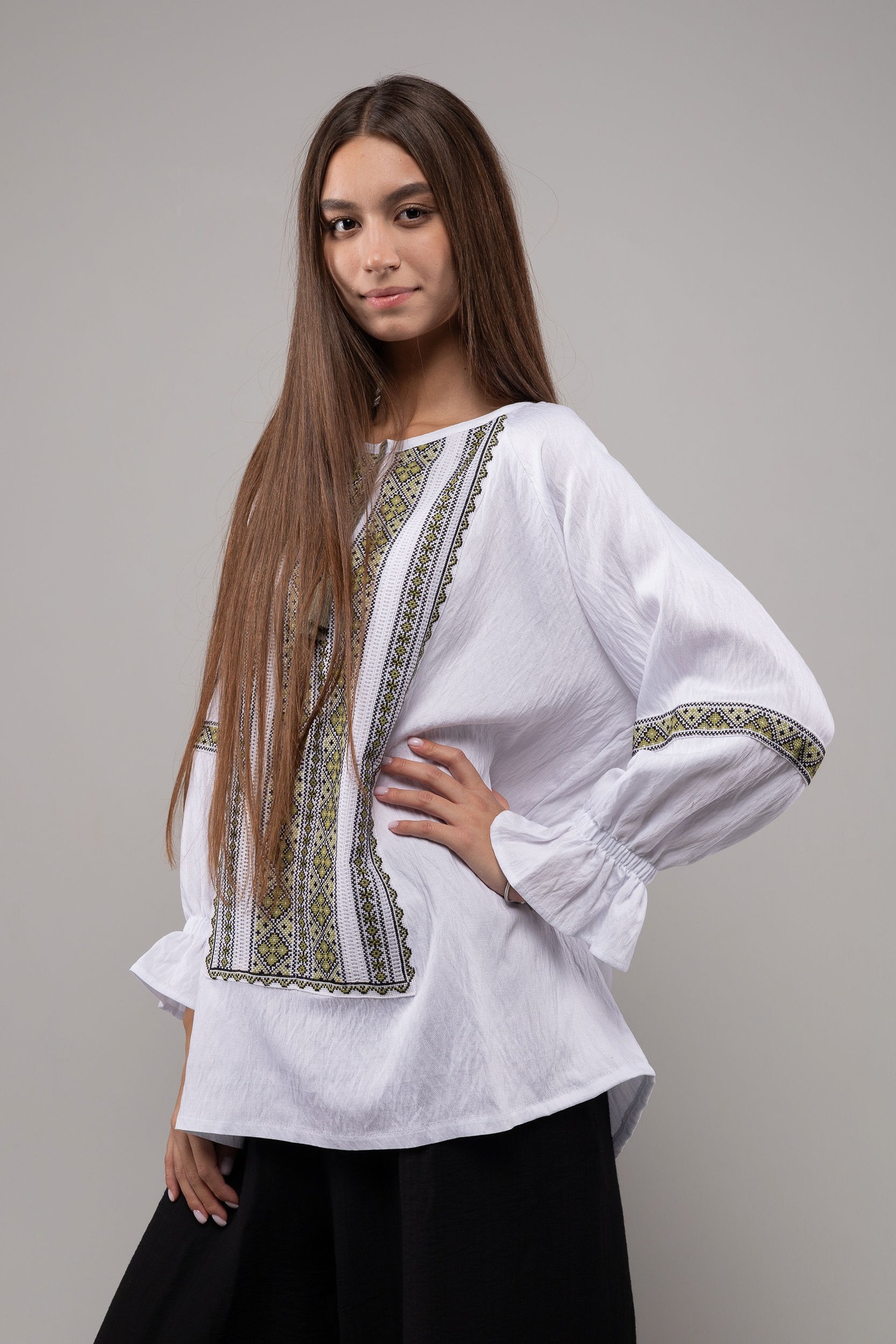 ウクライナ刺繍ヴィシヴァンカ クロスステッチ　手刺繍　ブラウス　麻　レディース・フリーサイズ - 2