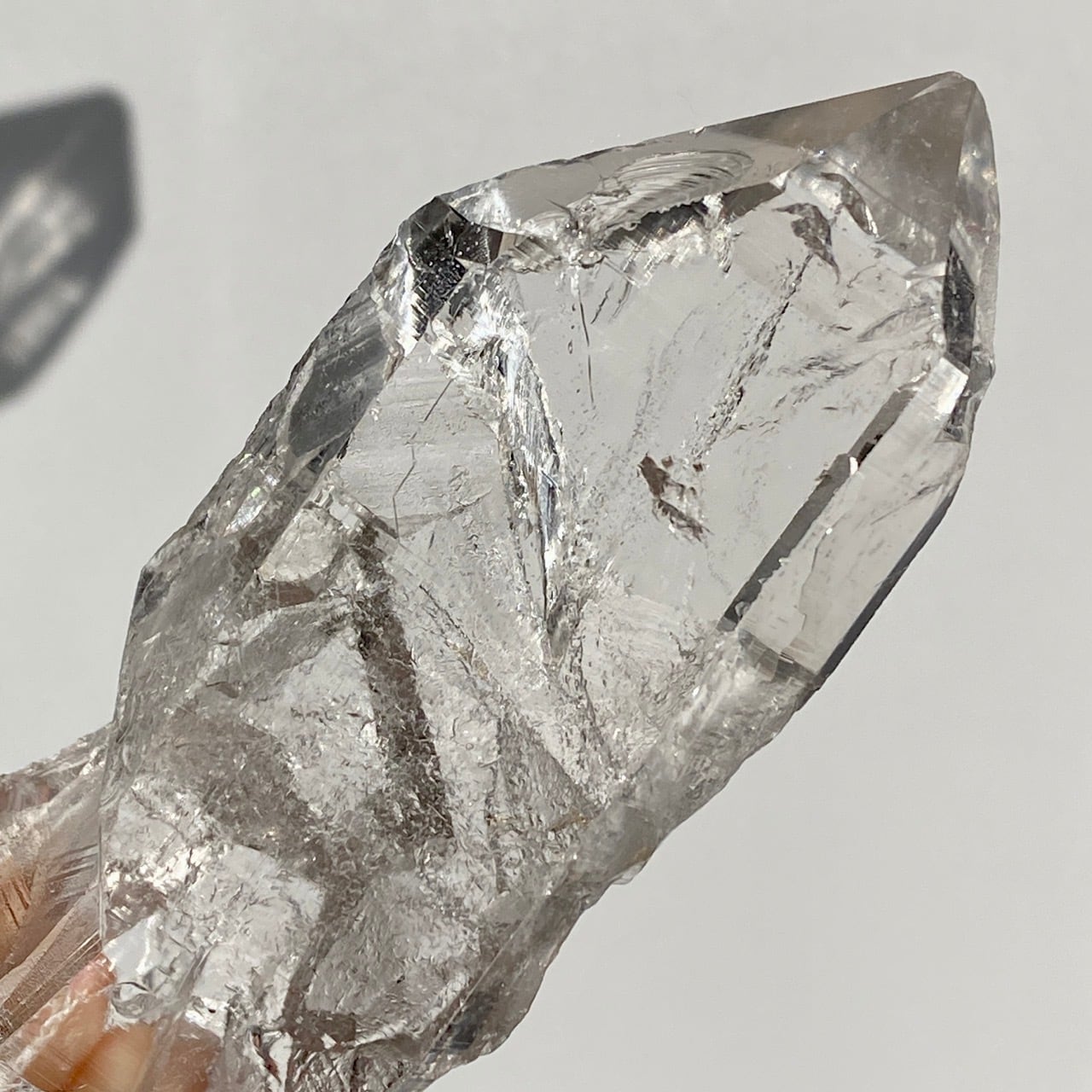 インドヒマラヤマニハール産クローライト・イン・クォーツのポイント