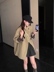 レトロなチェックが映えるロンドントレンチコート