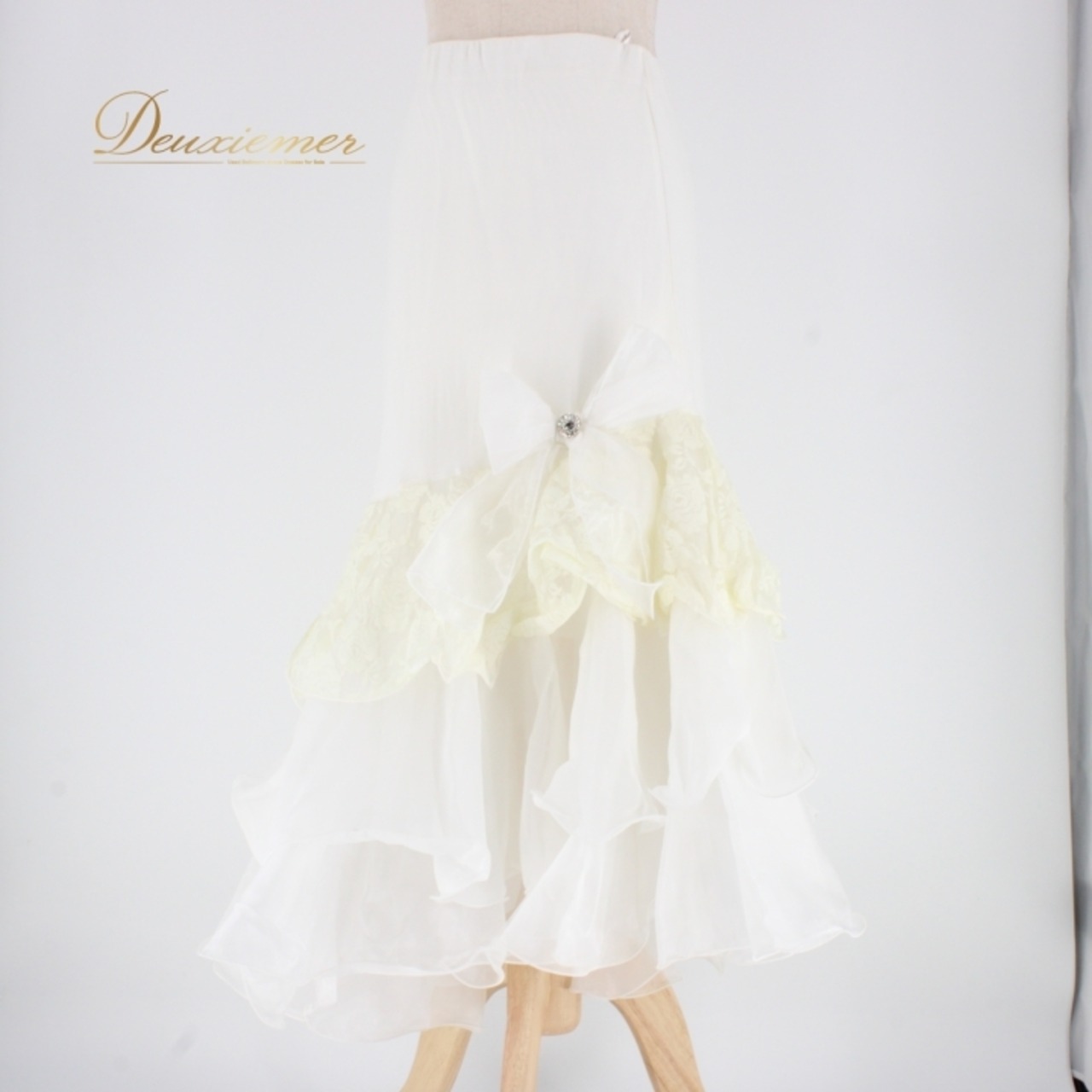 社交ダンス 衣装 スタンダード スカート レッスンウェア レディース 練習着 白 レース ホワイト系 花柄 リボン 清楚 かわいい 可愛い 上品 フェミニン ドレッシー エレガント カジュアル デザイン おしゃれ 普段使い 謝恩会 パーティー 結婚式 お呼ばれ 撮影 かわいらしい 風合い 軽やか 繊細 ふんわり フレア シンプル レディースファッション バルーンスカート