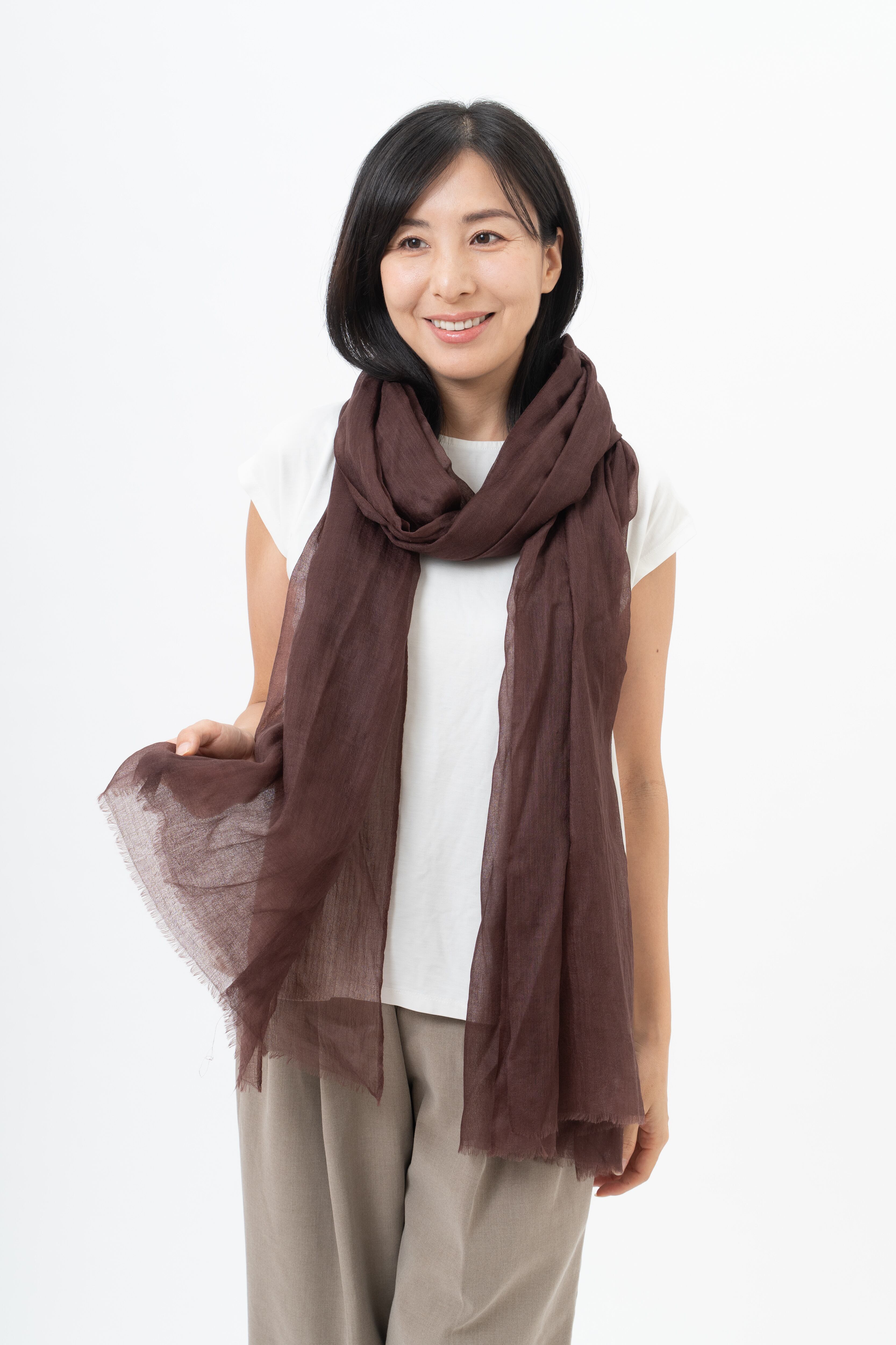 手のひらサイズに収まる、カシミヤ100%薄手ストール Tango - タンゴ/プラムブラウン 幅100cm×縦230cm(本体部分)+1cm×2(房部分)