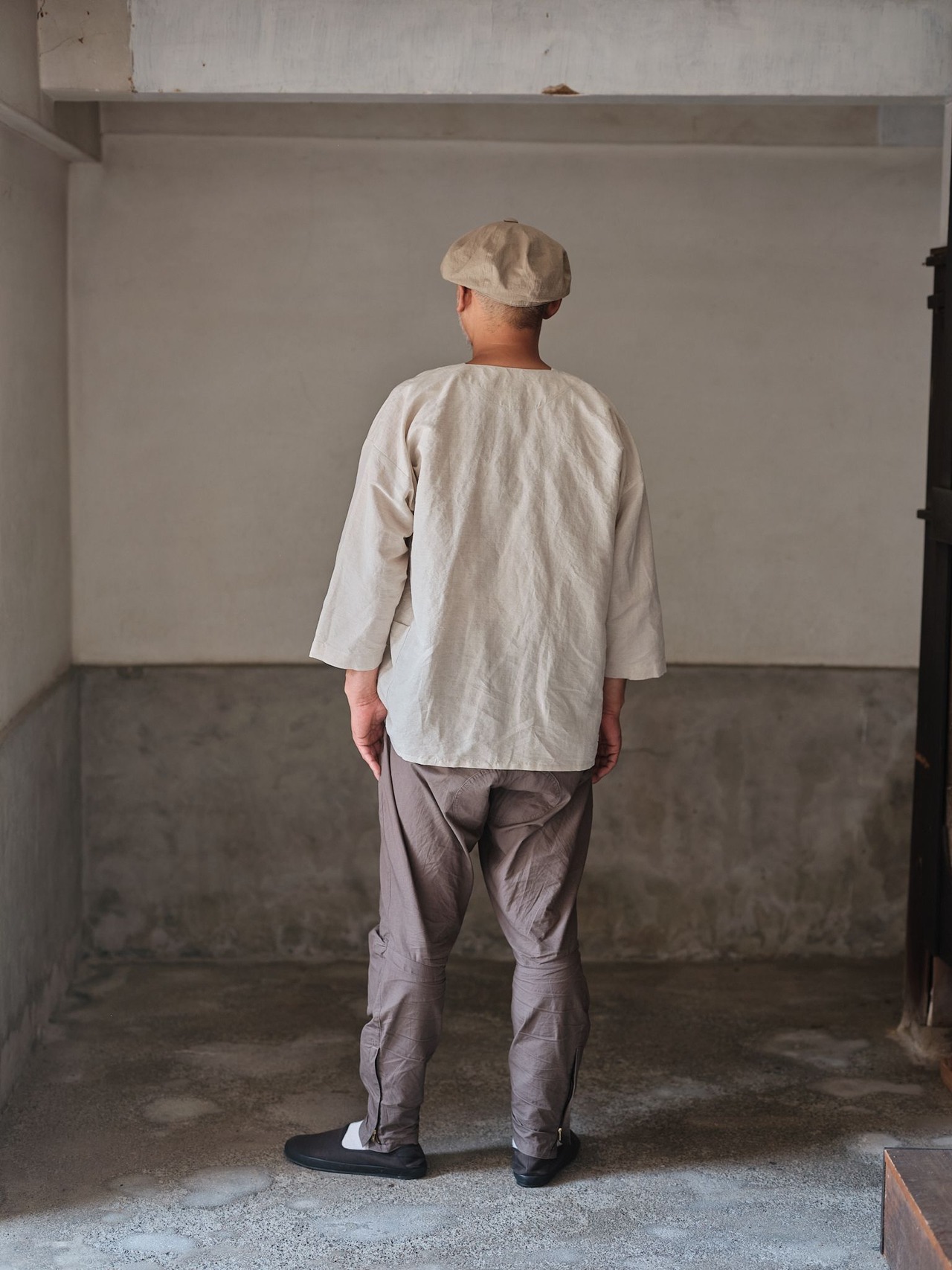 乘鞍印　綿麻ダボシャツ（灰白色）